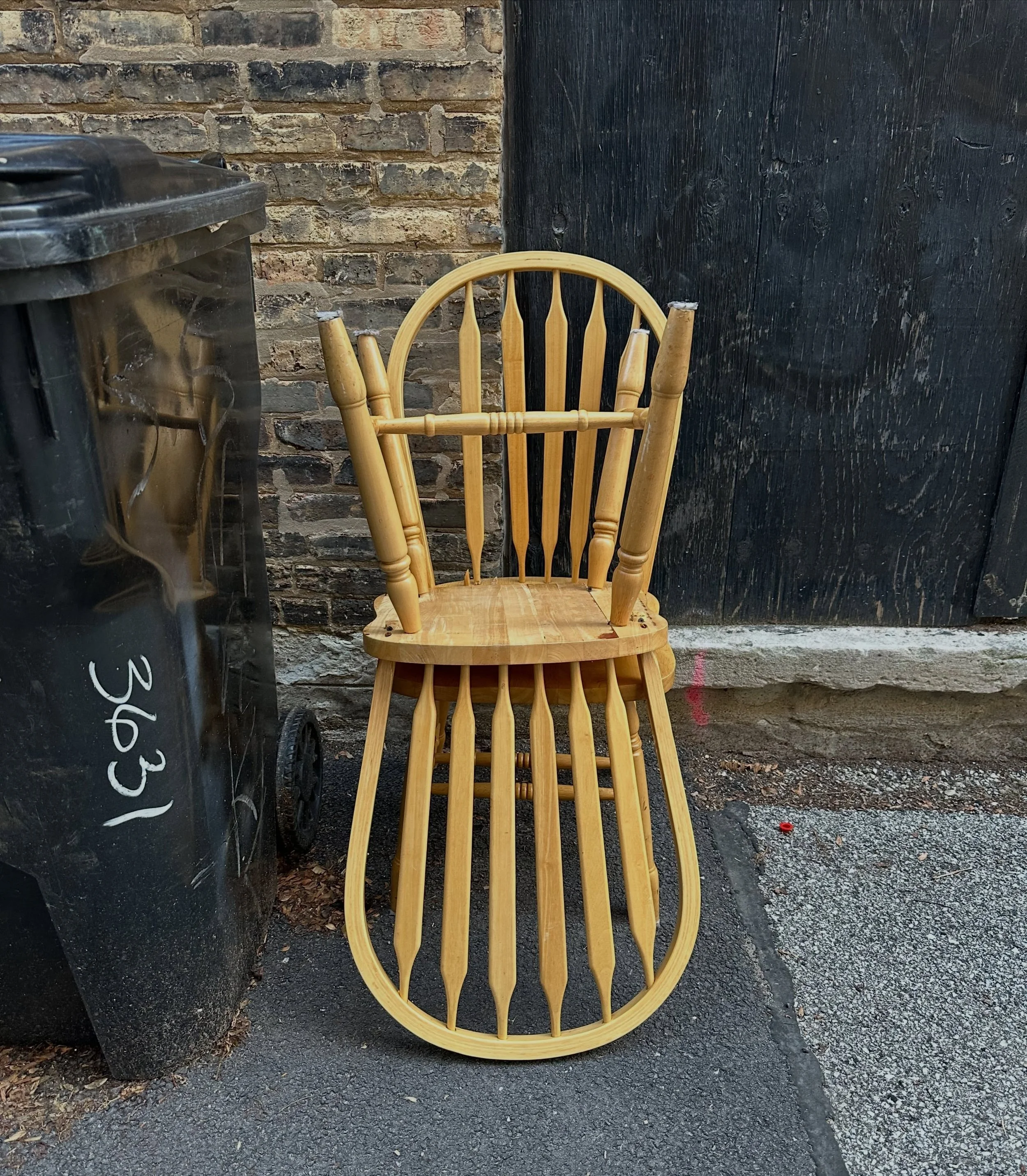 You&rsquo;ve likely heard of an infinity pool. But have you heard of an infinity chair? 🧐 ♾️ 🪑 

#chisitty #chicagoalley #chairsofinstagram #chair #chicago @chaircontent.jpg @chairs.in.the.wild @randomchairs