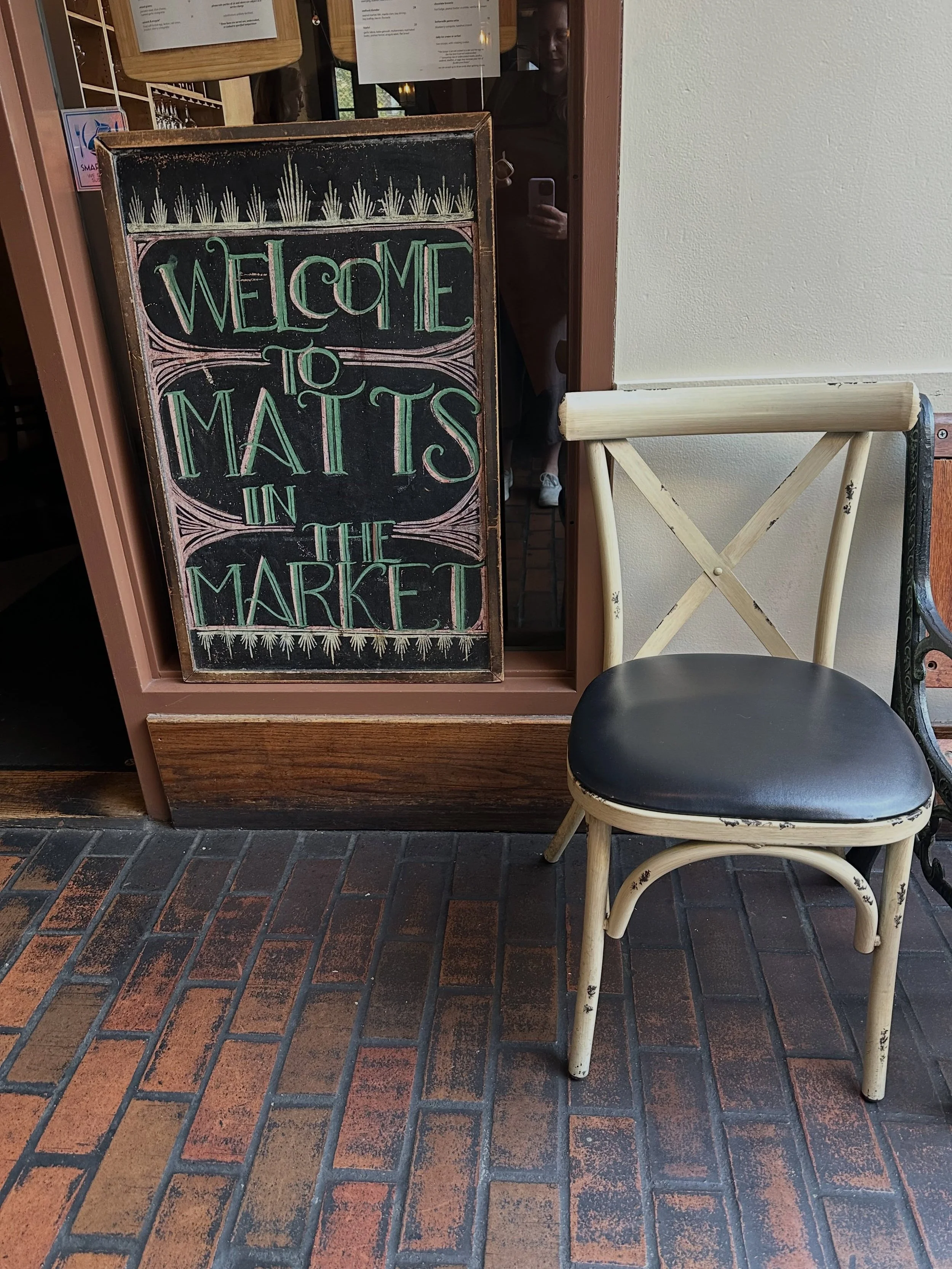 seen in SEATtle 🪑 @mattsinthemarket 

 @randomchairs @chairs.in.the.wild #seattle #seattlewashington #chair #chairsofinstagram #chairs