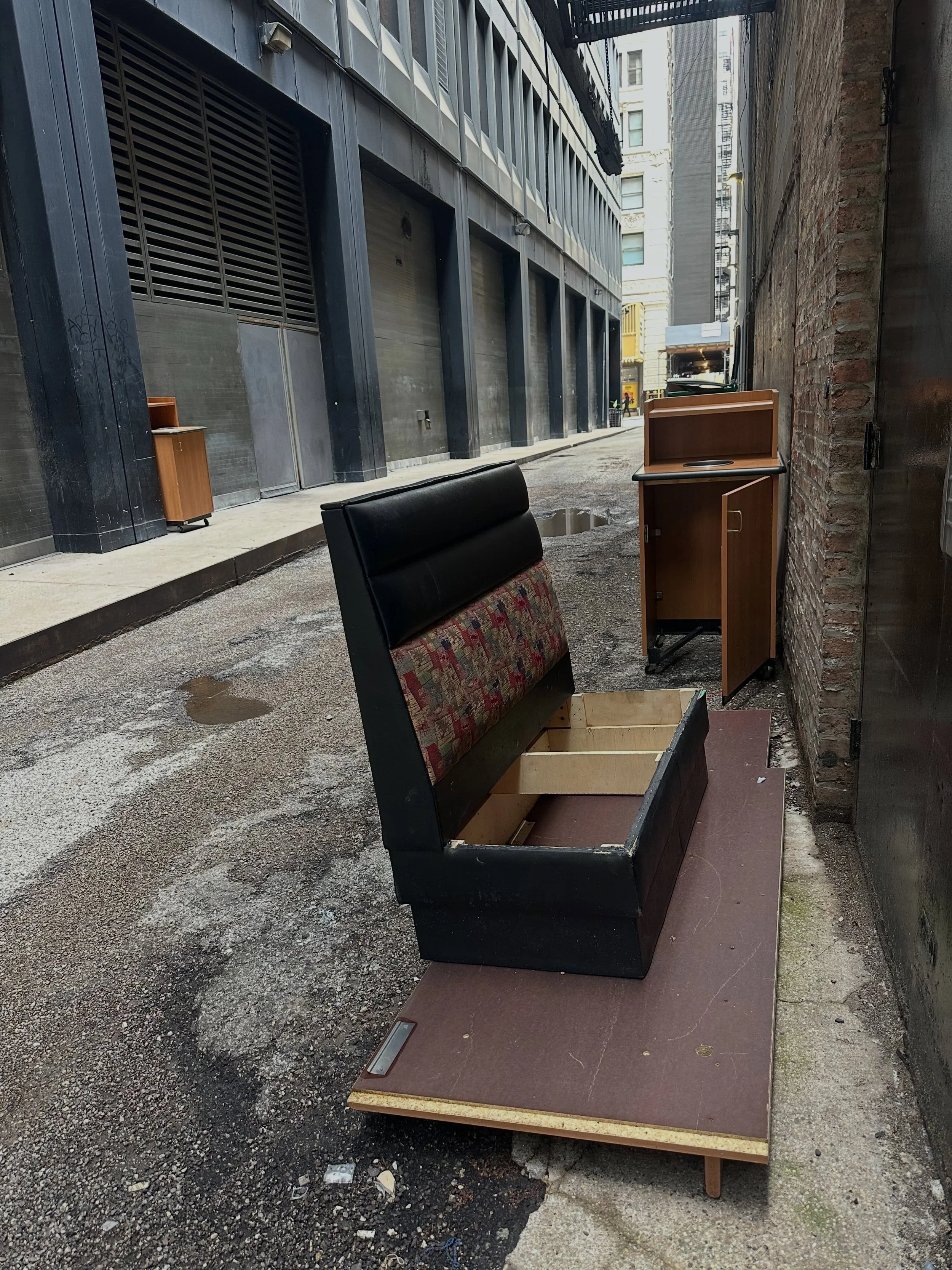 if this didn&rsquo;t smell so bad I probably would&rsquo;ve taken it home with me on the @chicagocta 🙊🪑 @chairs.in.the.wild @chairspoetry @randomchairs #chicago #chicagoalley