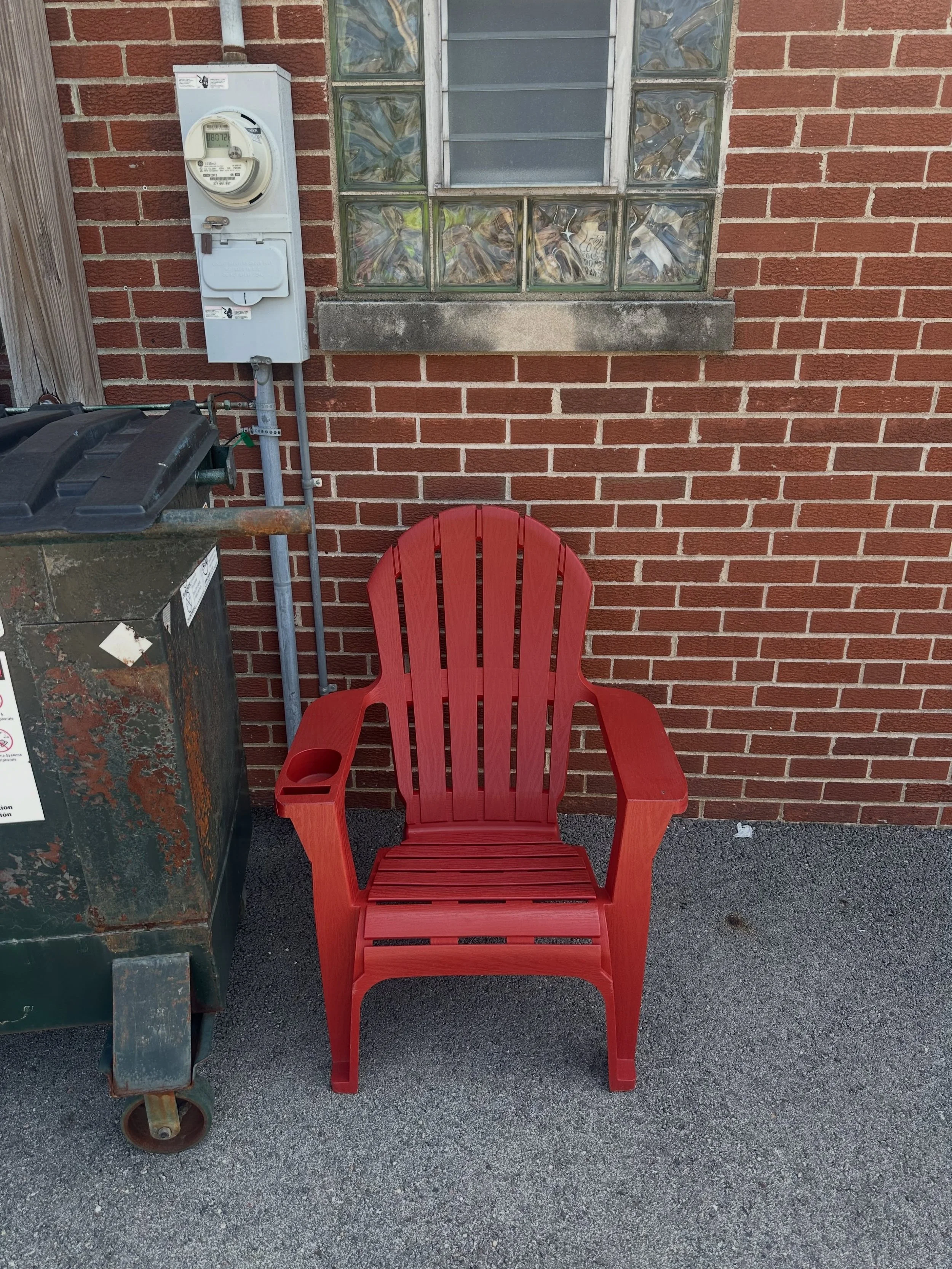 RED 🚨 ALERT ‼️ 
chair seen in alley!!!! This is not a drill 
@randomchairs @chairs.in.the.wild @chairspoetry #chicago #chicagoart #alleyart #chair #chairs