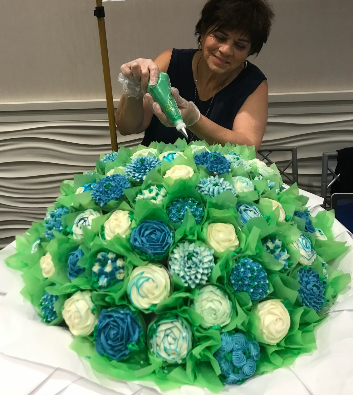 Decorating cupcakes_.png