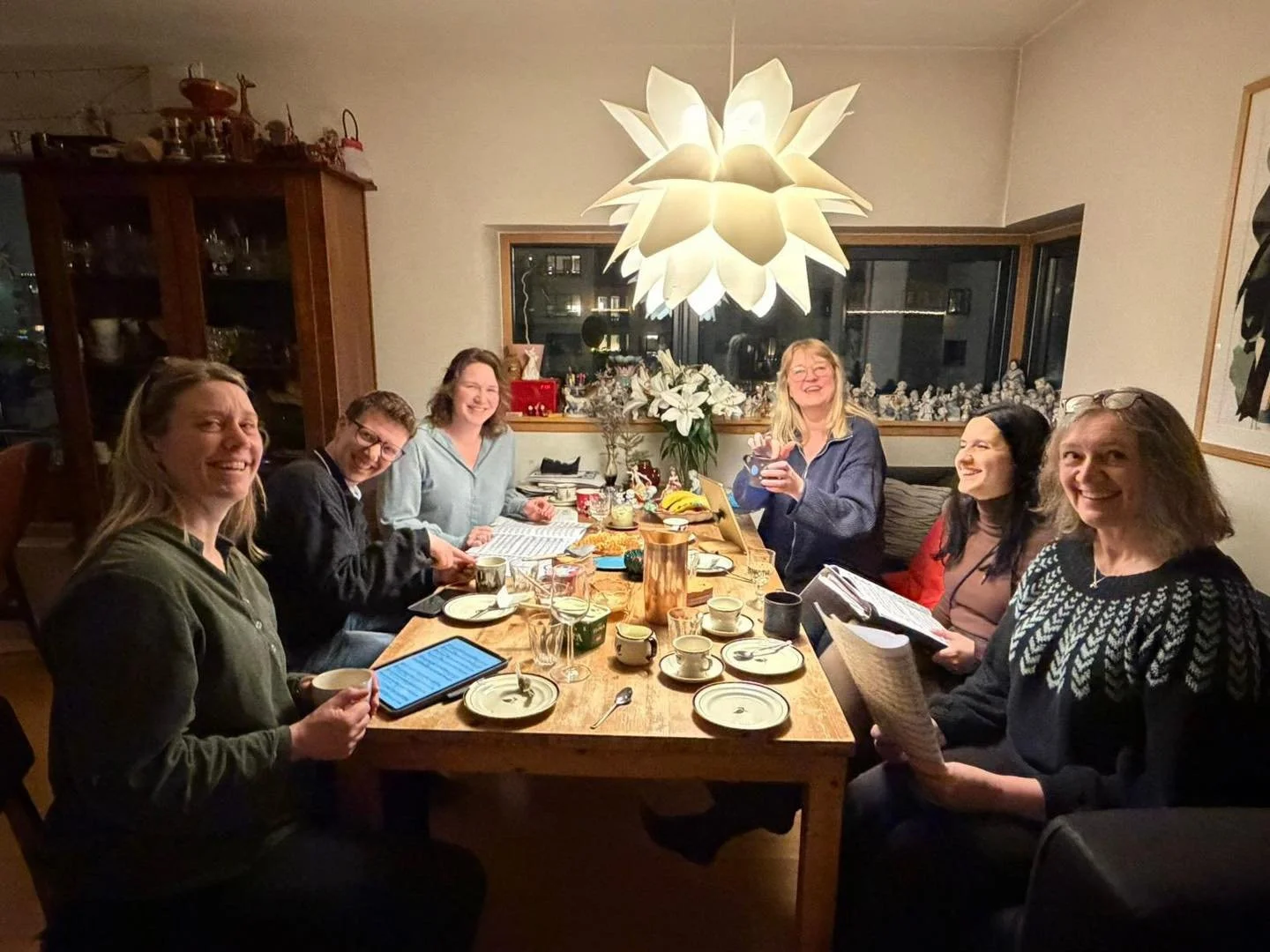 Alt&oslash;velse ✔️ Repertoar ✔️ Vafler ✔️

Torsdag samlet altgruppen seg til &oslash;velse med b&aring;de musikalsk finpuss og sosial hygge 🧇🎶

Vi sang gjennom repertoaret til marskonsertene &ndash; og det begynner virkelig &aring; sitte n&aring;!