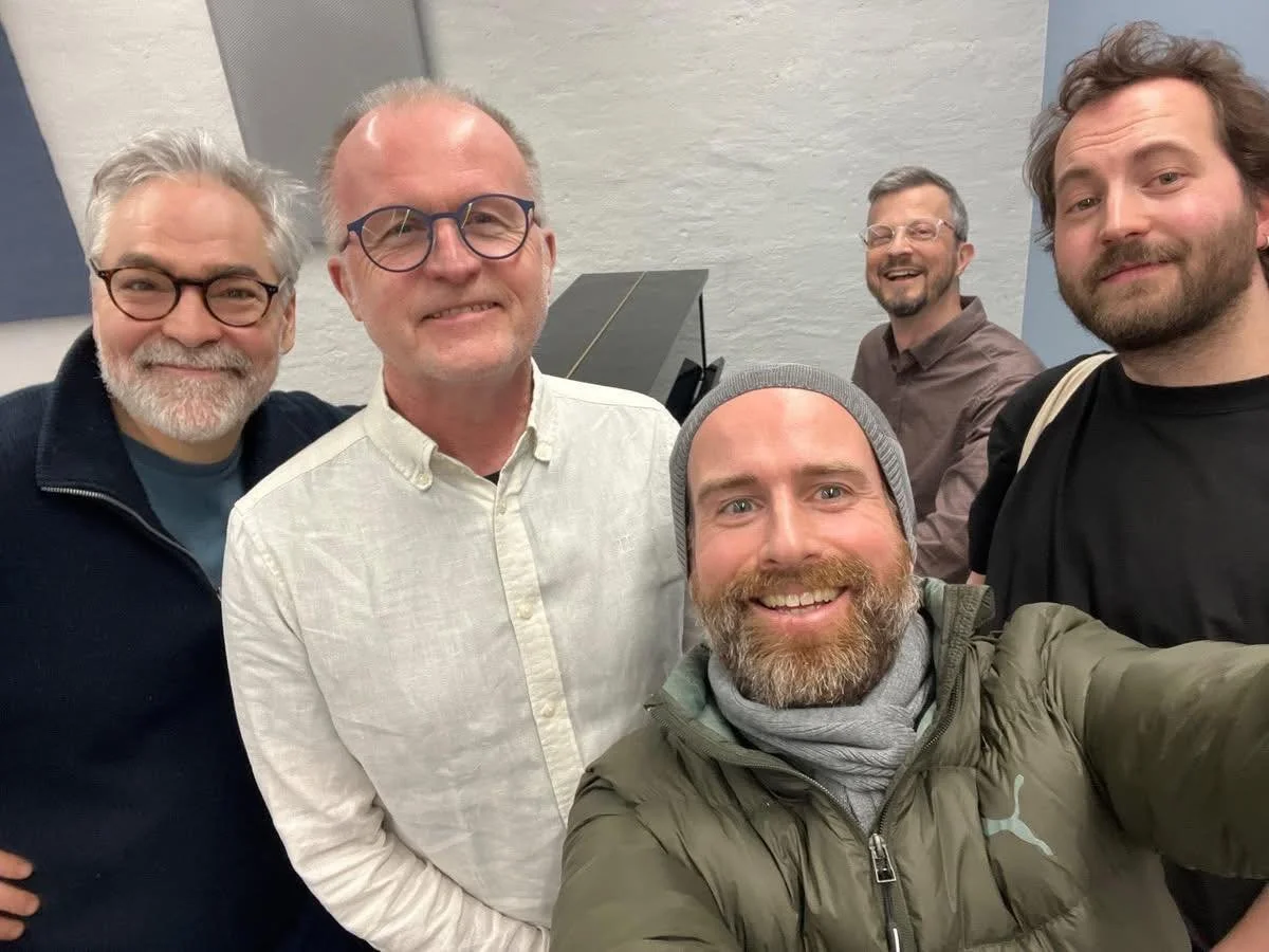 Vi har s&aring; ivrige basser, vi, at de har stemme&oslash;velse uka etter konsert! 😍🎶 Det kommer godt med, for om en dr&oslash;y m&aring;ned reiser vi til Berlin for &aring; synge ny konsert med mye nytt repertoar 🎶 

Er du forresten andrebass og