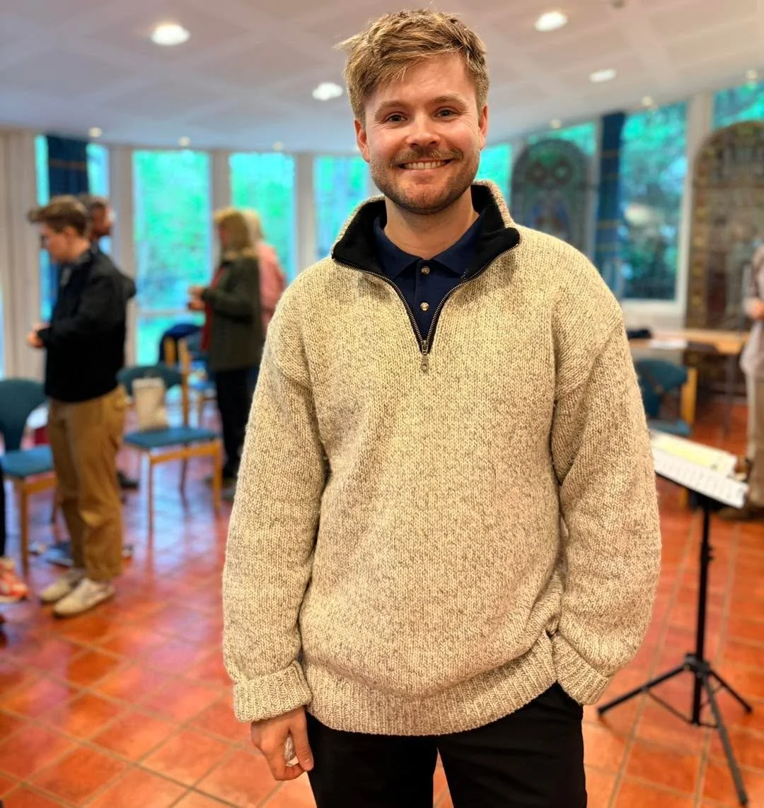 P&aring; kor&oslash;velsen p&aring; mandag hadde vi bes&oslash;k av skuespiller Kasper Becker-Andersen ❤🤩

Under FABEL, som er sommerkonserten v&aring;r, skal han binde programmet sammen med tekster som utfyller og utdyper det musikalske. Kanskje ha