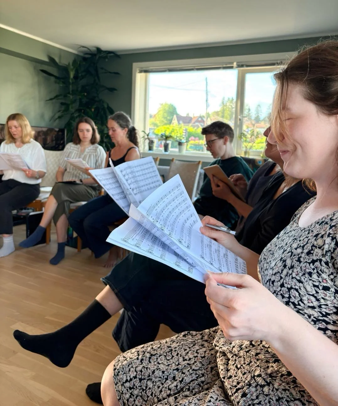 I kveld har vi feiret at det er to uker til v&aring;rt sommerkonsert Fabel med bonus&oslash;velse hjemme hos f&oslash;rstesopran Solveig 🎶 🥳 Det var b&aring;de g&oslash;y og nyttig, s&aring; n&aring; gleder vi oss skikkelig til &aring; synge for de