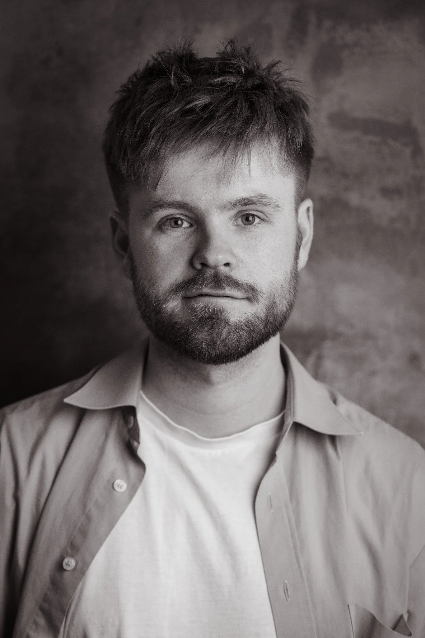 Vi er s&aring; heldige at vi har med oss skuespiller Kasper Becker-Andersen p&aring; onsdag! 😍
Kasper er utdannet skuespiller med erfaring fra b&aring;de teater, film og TV. Han har medvirket i en rekke teaterforestillinger, som konferansier, og er 