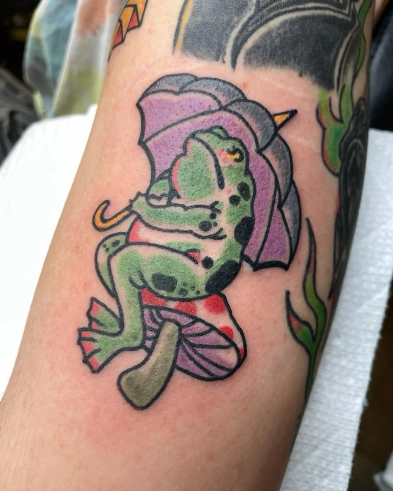 Cute little frog by the one and only @jakeyliketattoo! 🐸

Reach out to Jake directly to set up your next appointment!