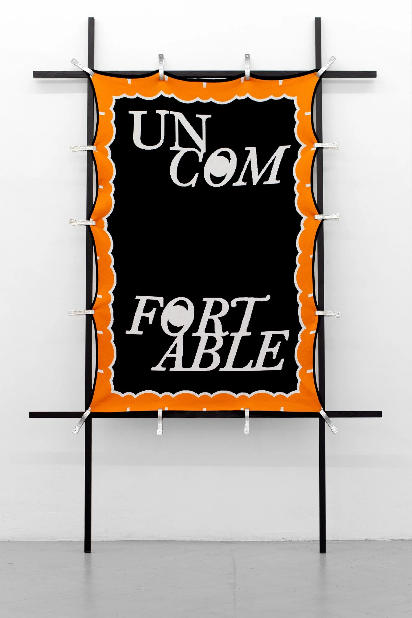 FO001_01uncomfortable.jpg