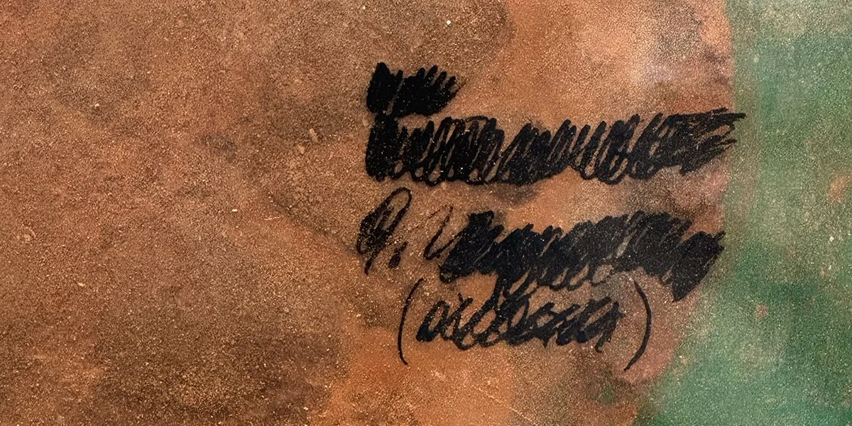 Handgeschriebener Text auf einer Oberfläche, teilweise unleserlich