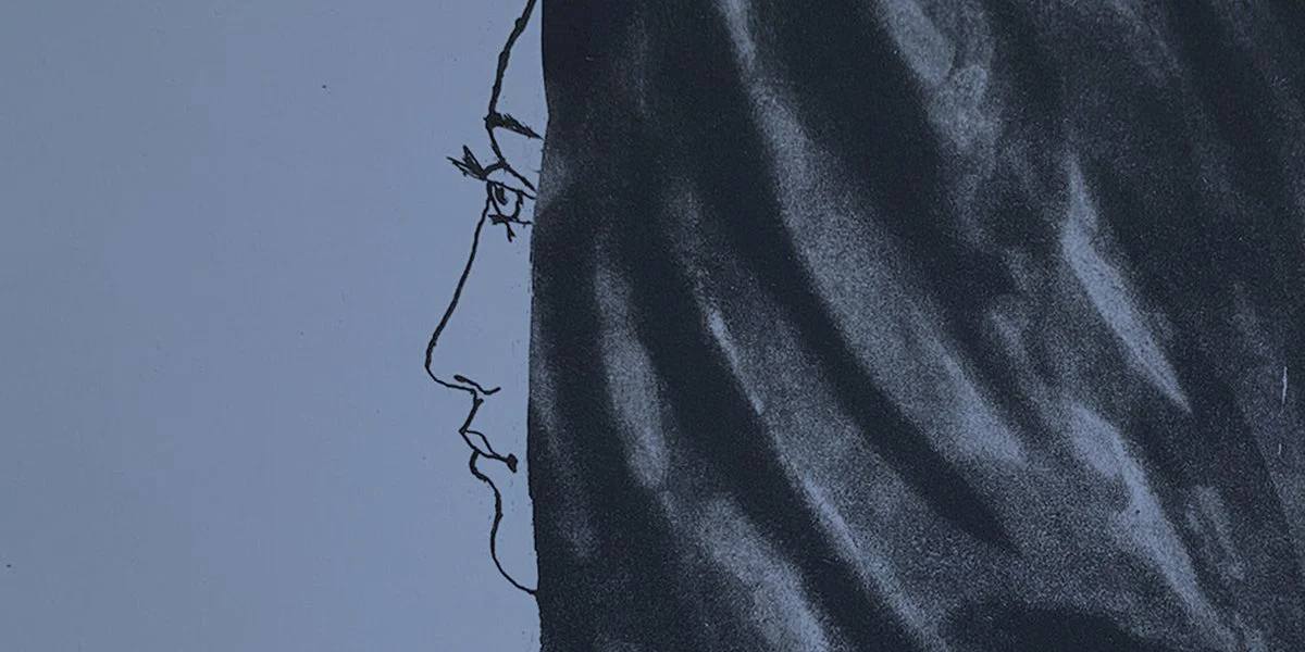 Linienzeichnung eines Gesichts in Profilansicht vor dunklem Hintergrund mit Haaren.