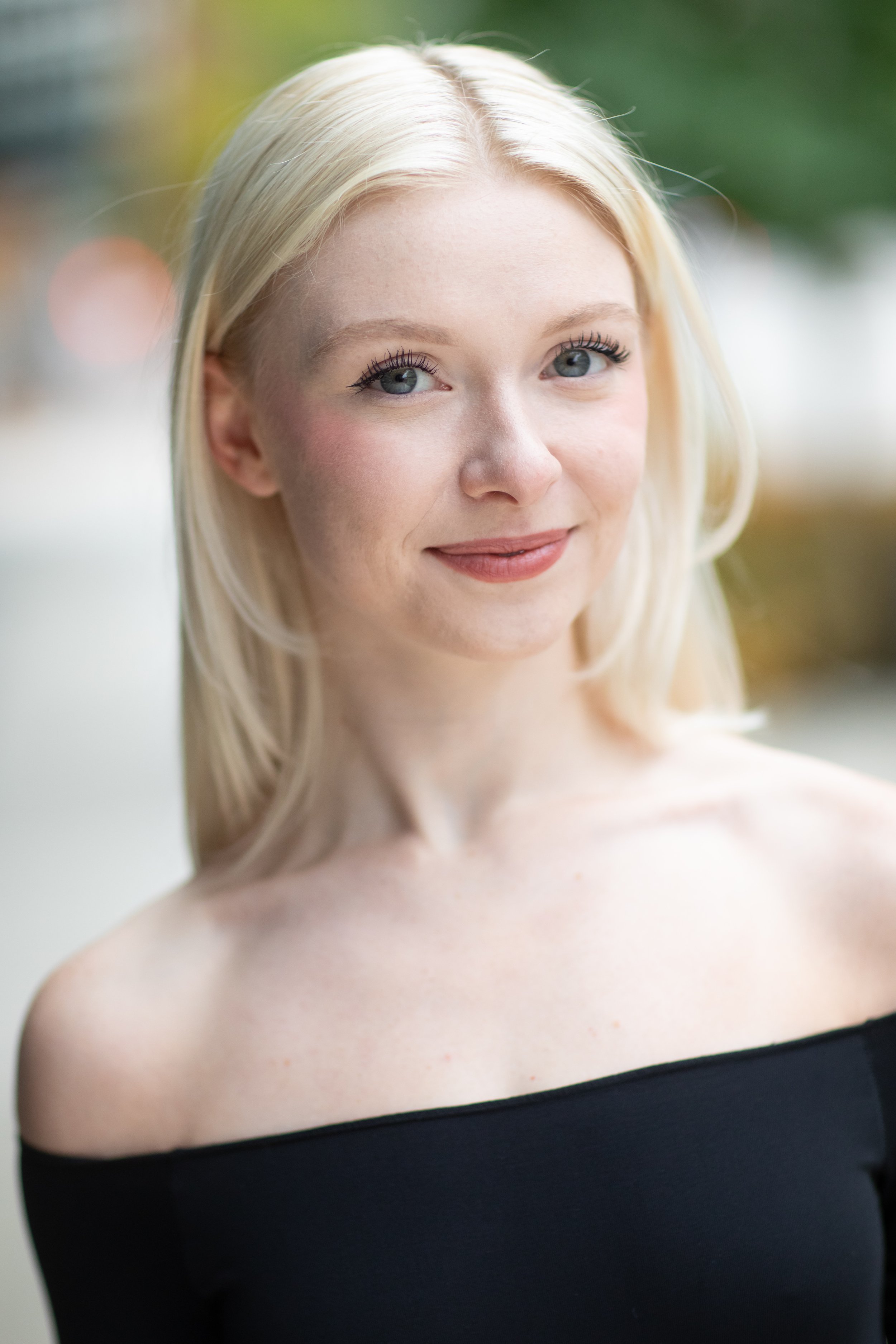 Ellie Headshot 2023.jpg
