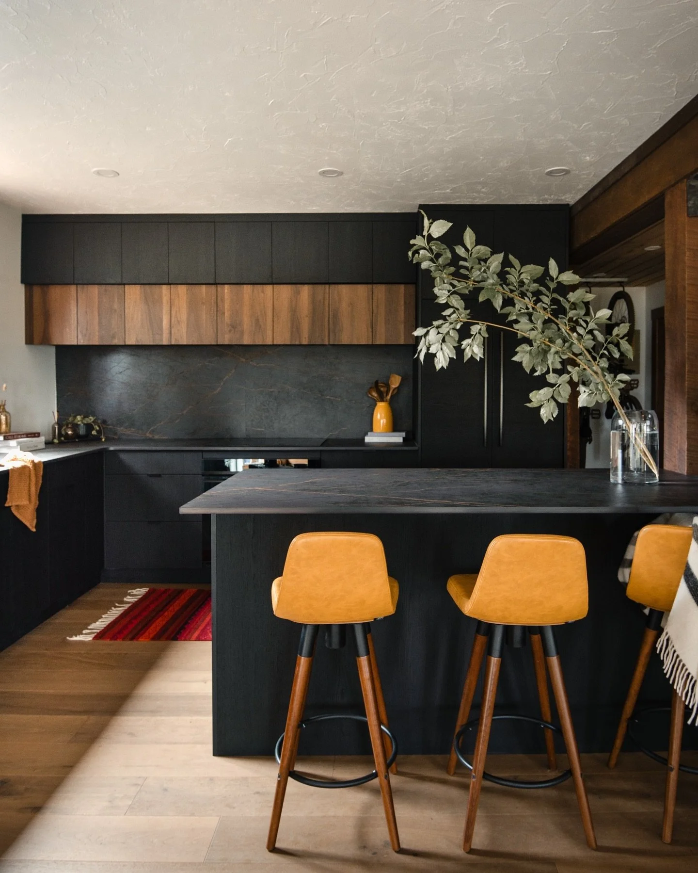 a dark, west coast kitchen for a 1980&rsquo;s mt. washington ski chalet, designed to meld seamlessly with the original cedar beams + natural finishes of the orginal dwelling. 

Photos by @c.mckenziephotography