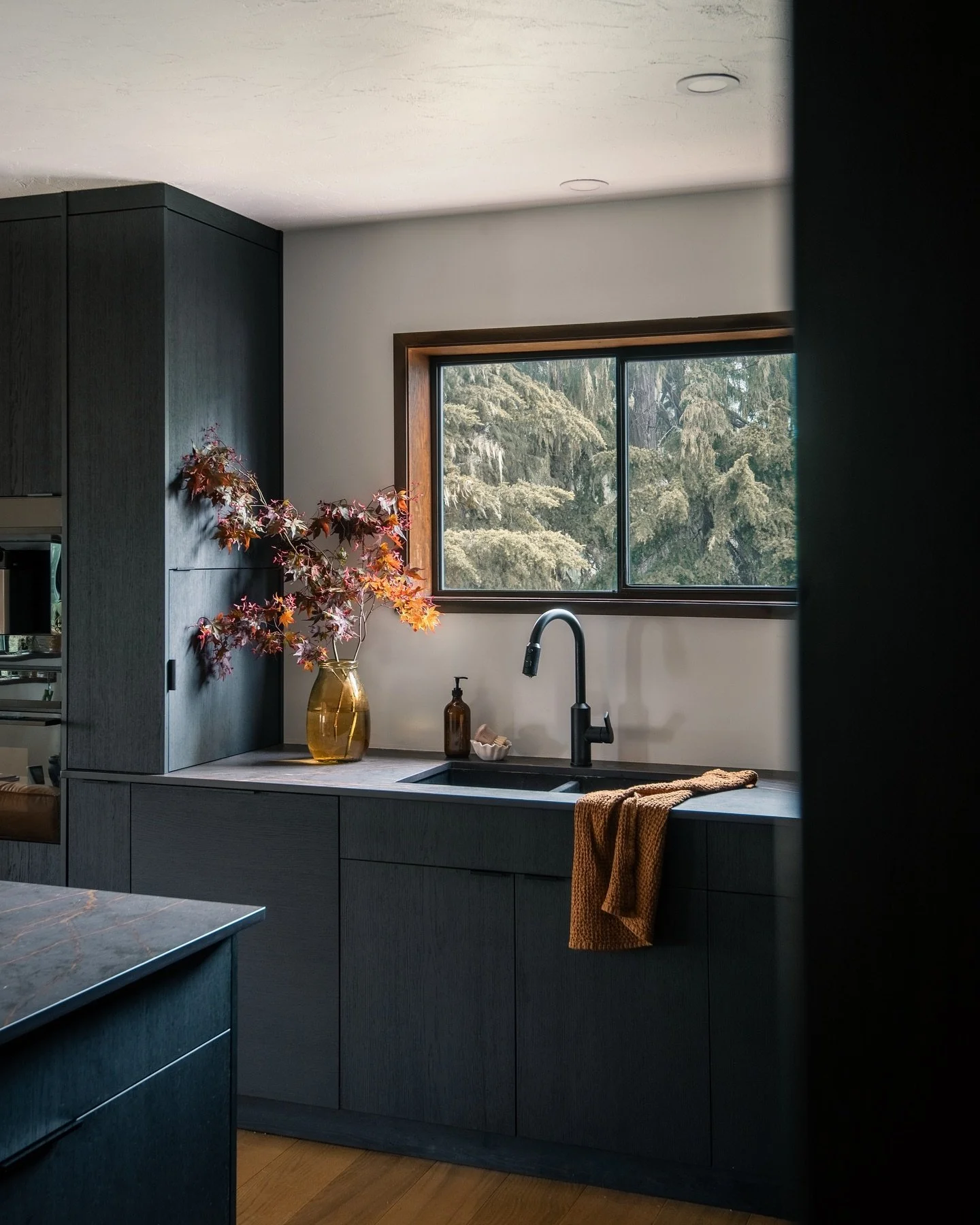 a dark, west coast kitchen for a 1980&rsquo;s mt. washington ski chalet, designed to meld seamlessly with the original huge cedar beams + natural finishes of the orginal dwelling. 

Photos by @c.mckenziephotography