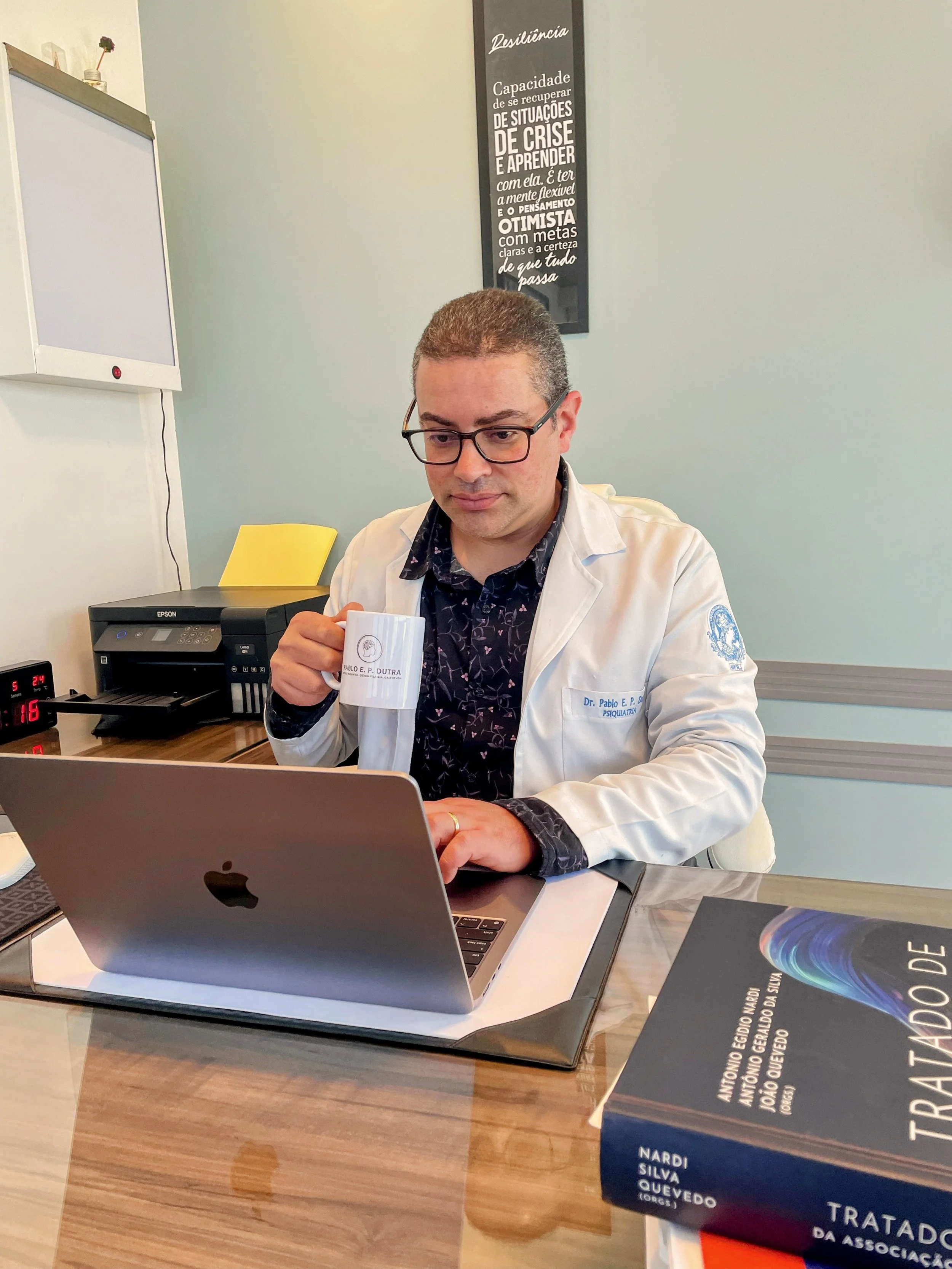 Pablo E. P. Dutra, MD, MSc Psych. — médico psiquiatra em seu consultório na Barra da Tijuca.