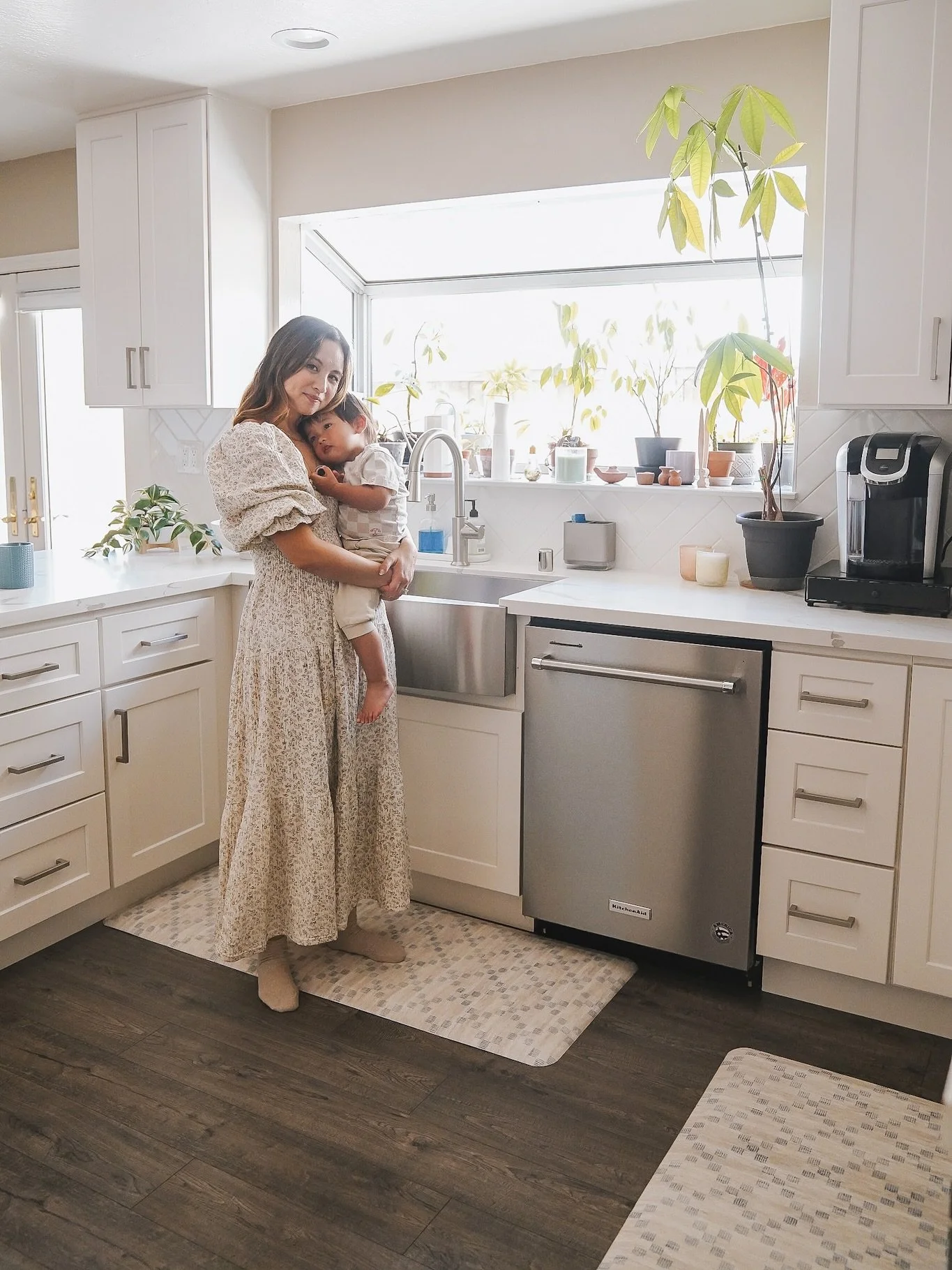 Our kitchen just got a whole lot comfier with the Sloan Mama Standing Mats in Peri Blue from @houseofnoa_ 💙🤍

The soft, vintage quilt feel is so beautiful, and the cushioned support underfoot has been such a game changer. I&rsquo;m in this spot all