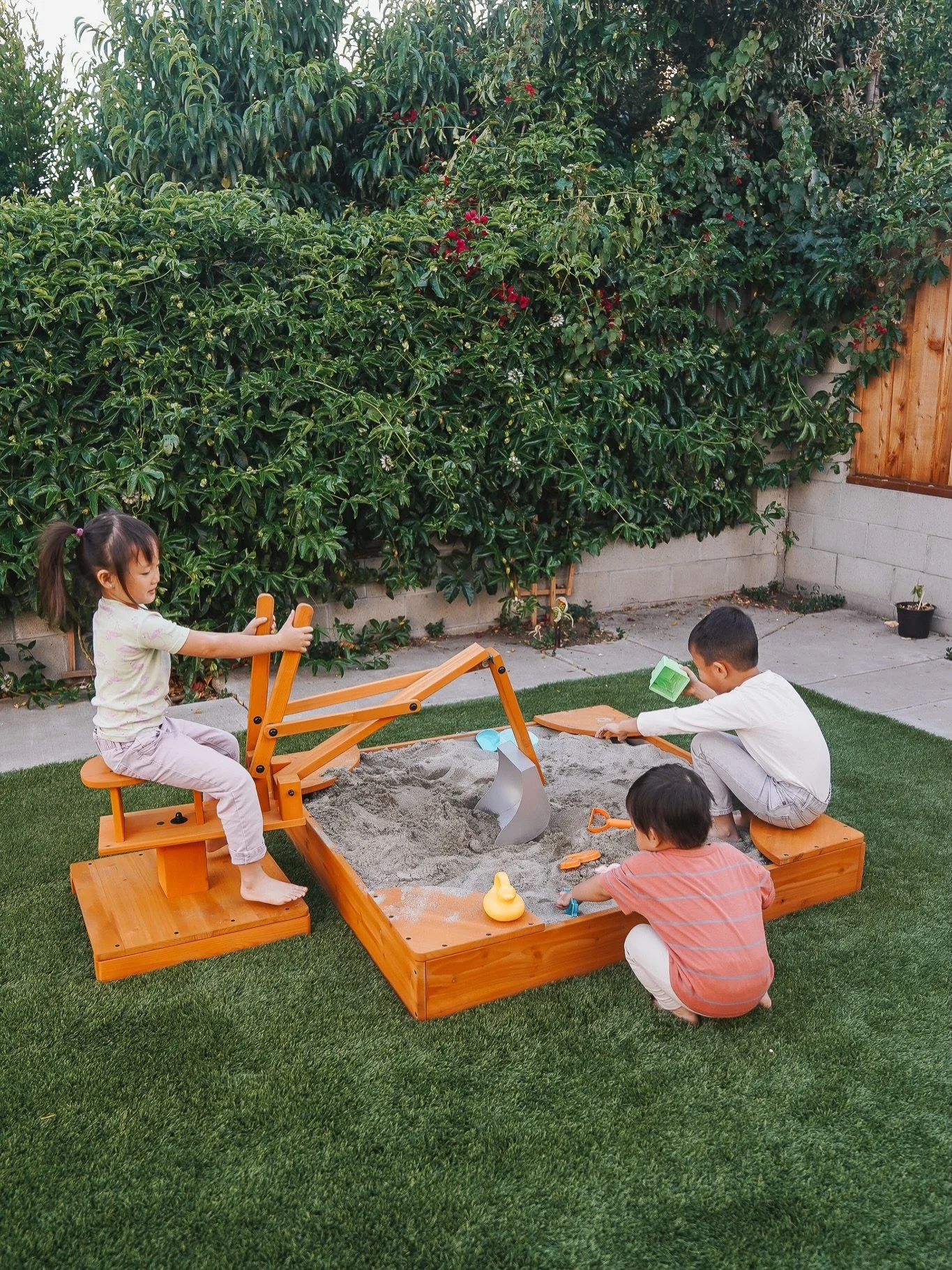 Outdoor play got a major upgrade with @avenlurkids! ☀️

We added a few wooden favorites from @avenlurkids and it completely transformed our yard. The modern playhouse is their caf&eacute;, clubhouse, and little hideaway all in one &mdash; big enough 