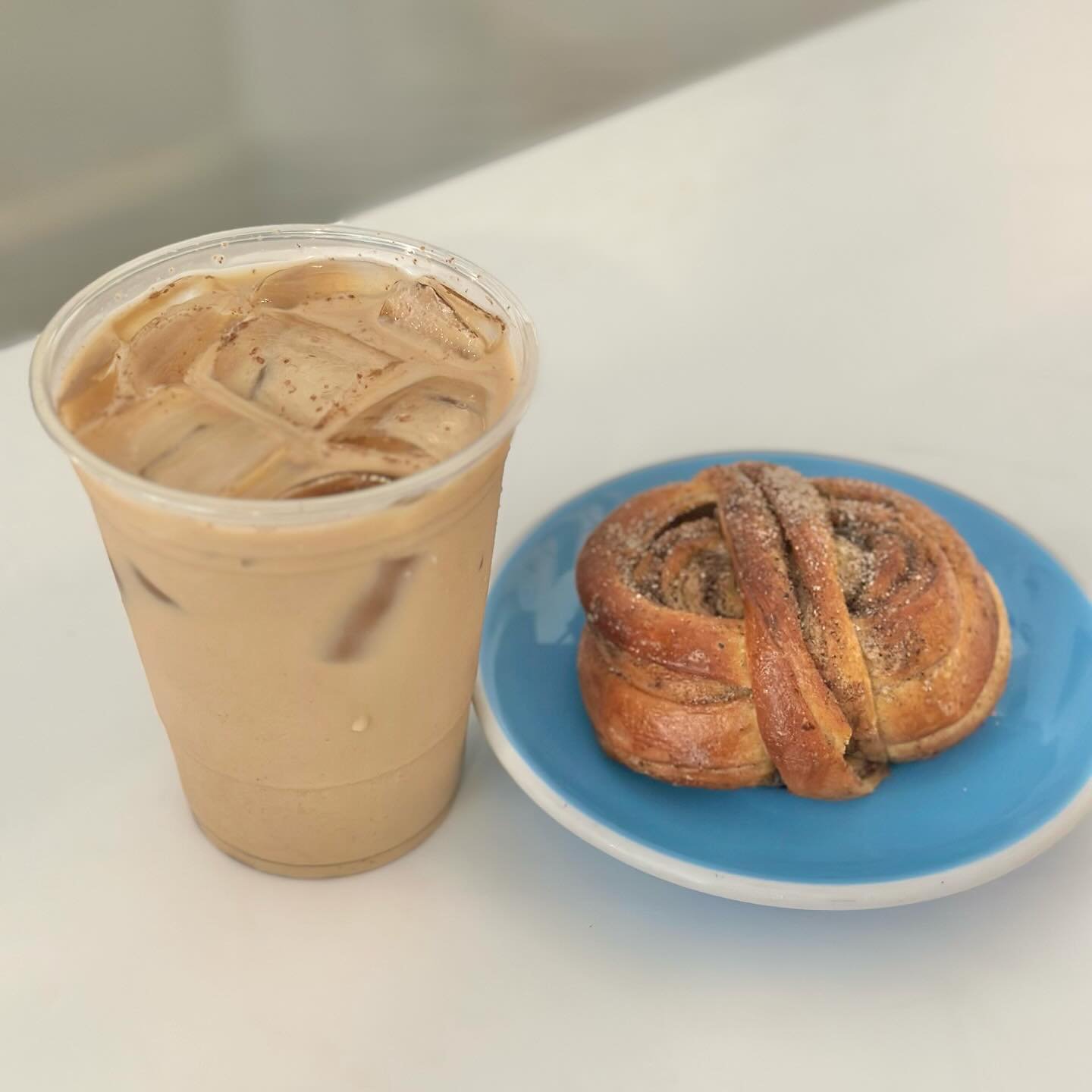 Celebrate the July 4th week with this Swedish cardamom bun loaded with fresh organic cardamom seeds. Along with iced orange cardamom latte🧡 Perfect combinations for breakfast or Fika😋 We are open 7am - 4pm on July 4th day🥳 @kaffelandskapnyc #275gr