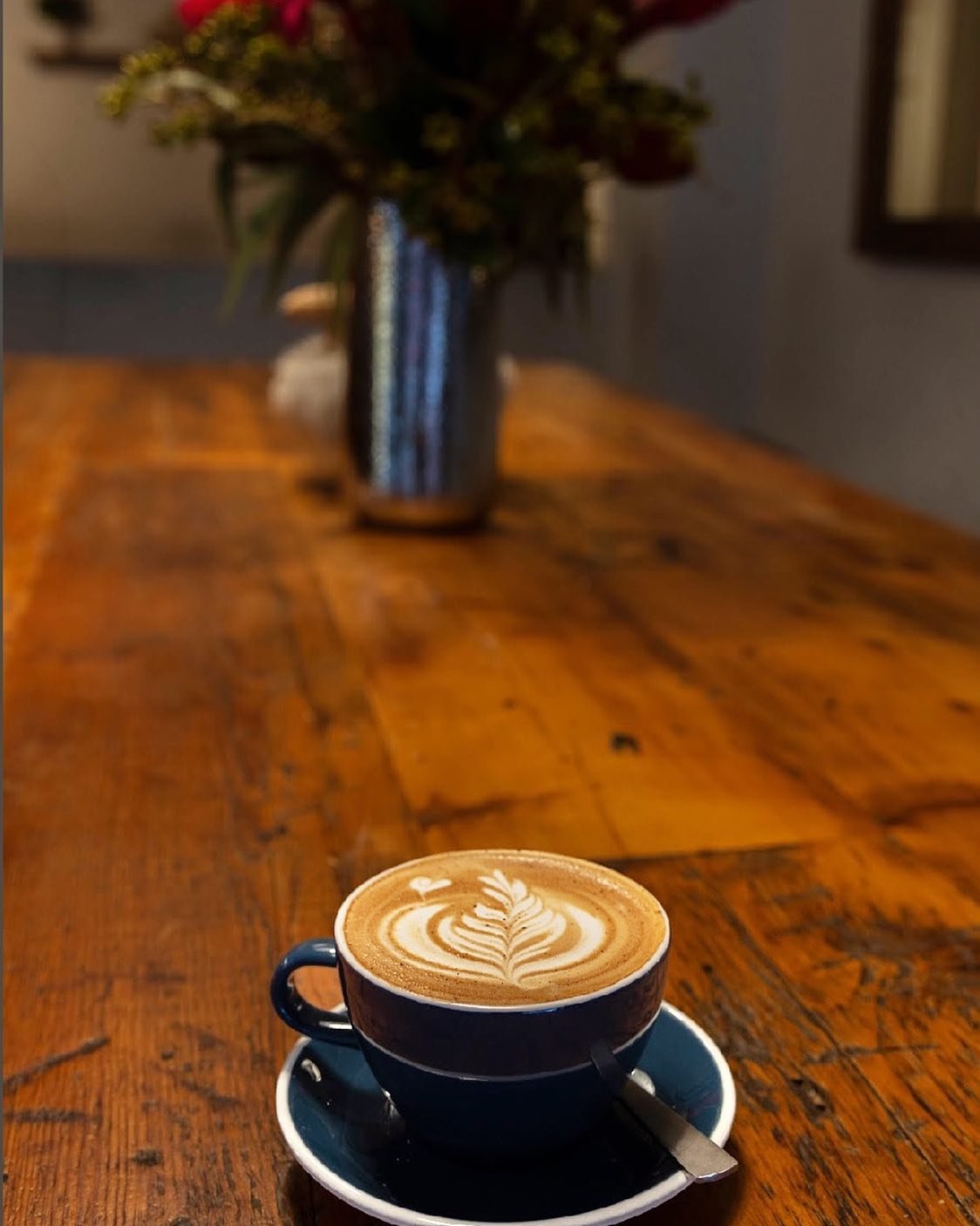 Hot cardamom Latte makes rainy days so much better !☔️☕️ @kaffelandskapnyc #coffeelovers #rainydays #latteart #cardamomlatte #baristaart #nyccafe #swedishcafe