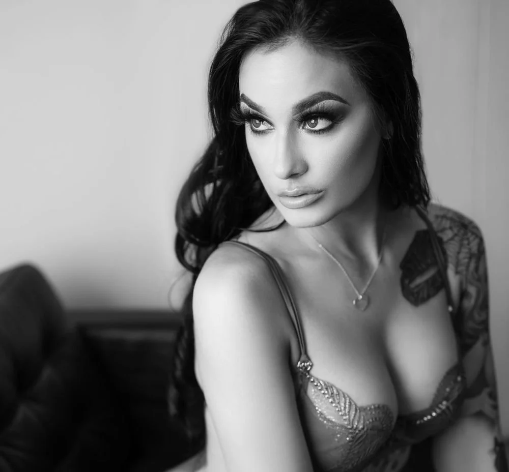 Boudoir portrait of woman by Luxury Boudoir Photographer Nue Orleans Boudoir located in New Orleans, Lousiana. 