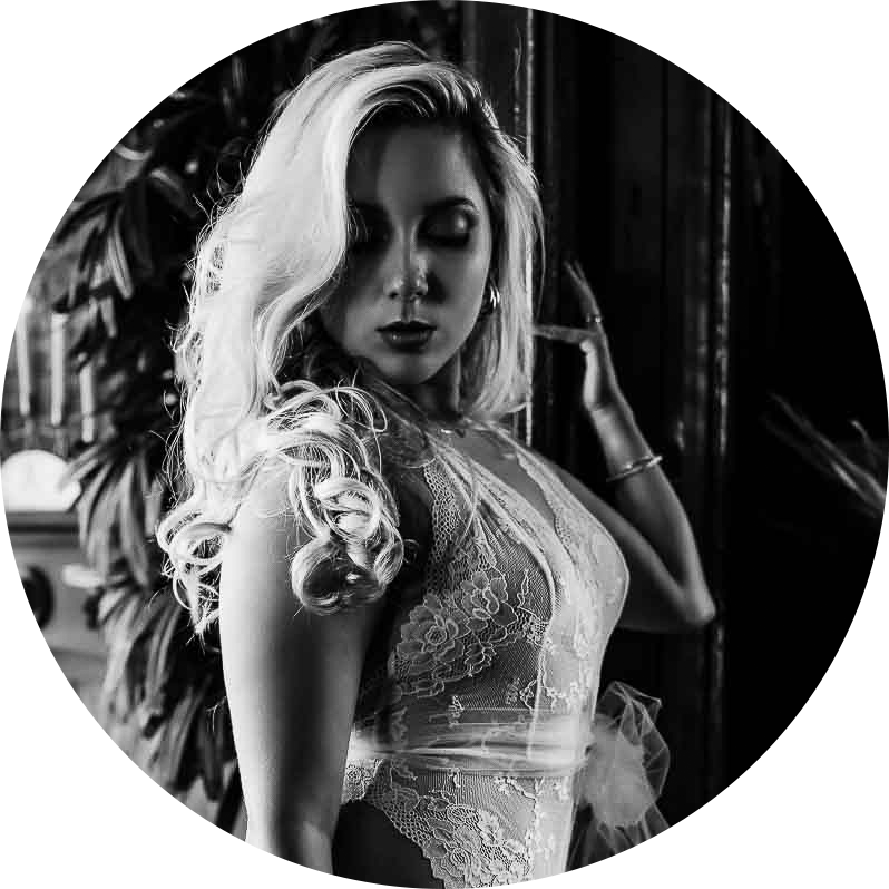 Portrait of a blonde woman posing for her boudoir photo.