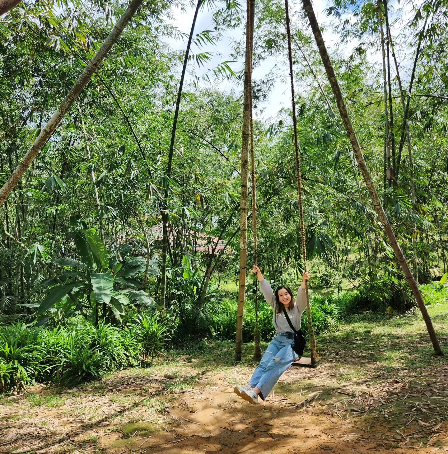 Seize the weekend! This pic always makes me think of 🙈Ah Meng😵&zwj;💫

#swing #carefree #putuovillage