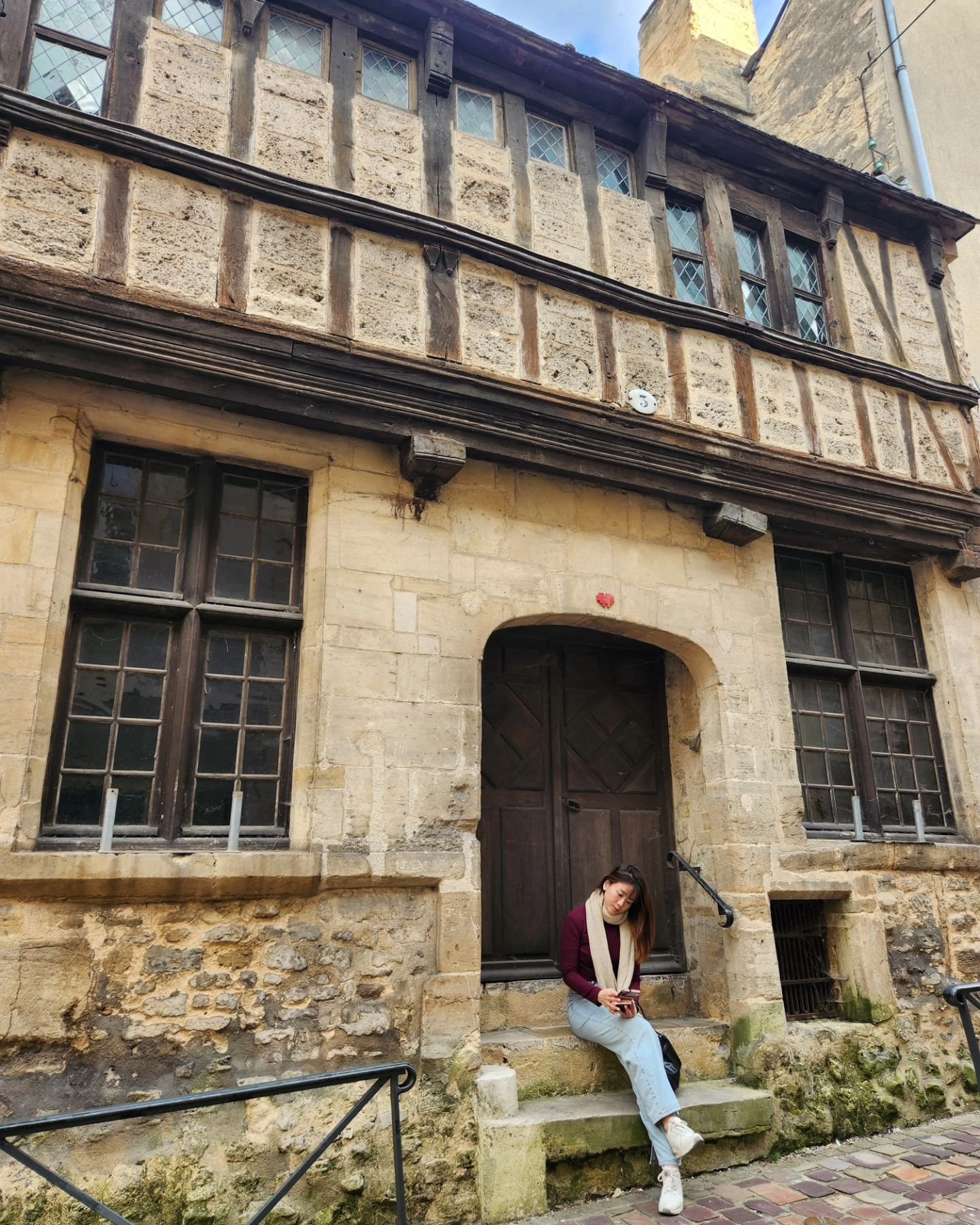 Bayeux, Normandy🇫🇷 Amazing Fresh Food, Kind People and Adobs Animals✨️ AirBnb Video on the 3rd Swipe to see how Daisy the Pug took over our room.
The 🐛insect house was so amusing to me. Scroll to see the landmarks and yummy food! 
If you are plann