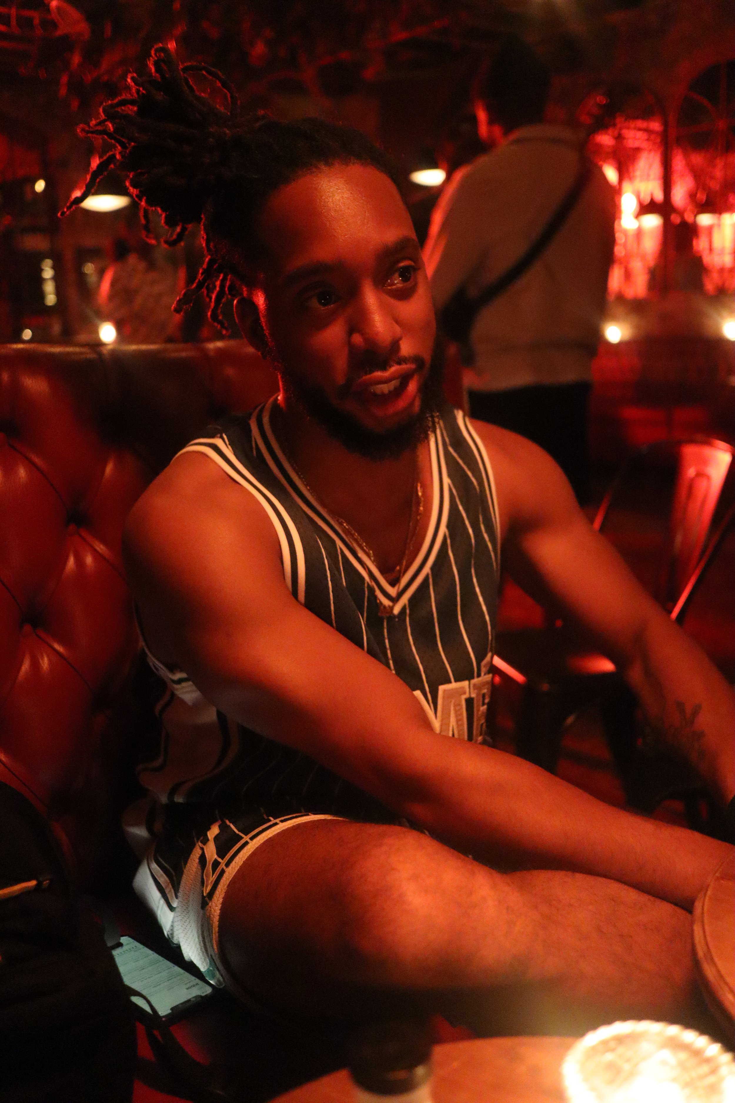 Que, engaged in conversation.