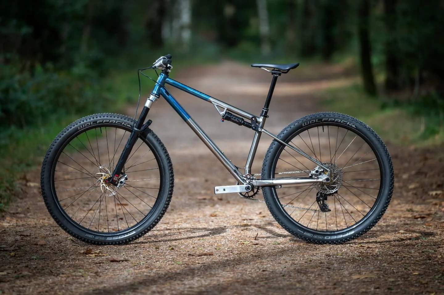 Damn. Dave @newearthvisuals has done an amazing job photographing our Victor Ti prototype. 🤯
Can't wait to take it out and start testing! Based on my purple and yellow p12 Victor, it should be a blast. Some numbers and specs:
Reach: 465mm
Stack: 633