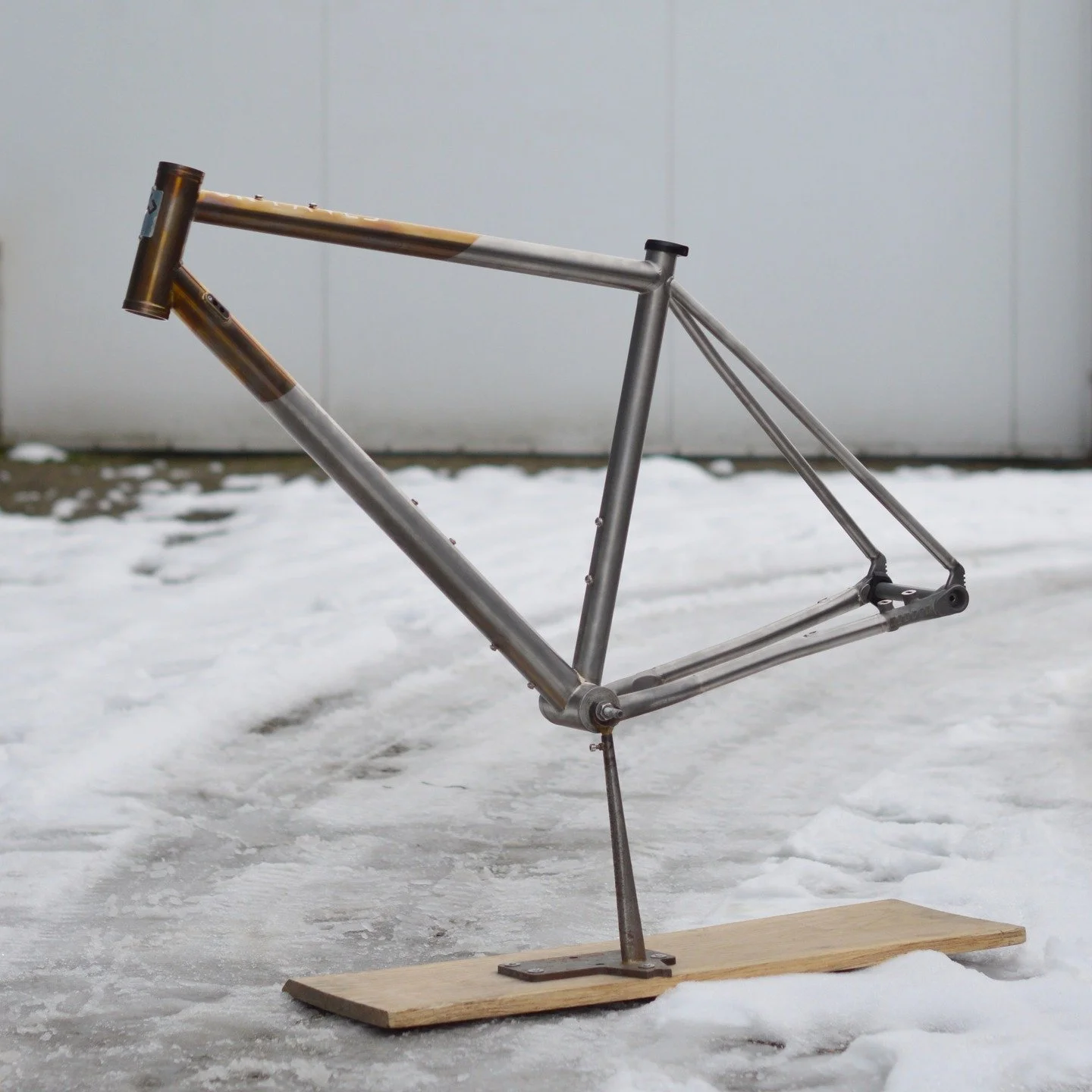 The Vedder teaser I showed yesterday are actually not the first Vedder. This is the first version I've built that will be sent to the US. 
I should have washed my greasy hands before touching the frame, as the anodising now looks quite a bit less eve