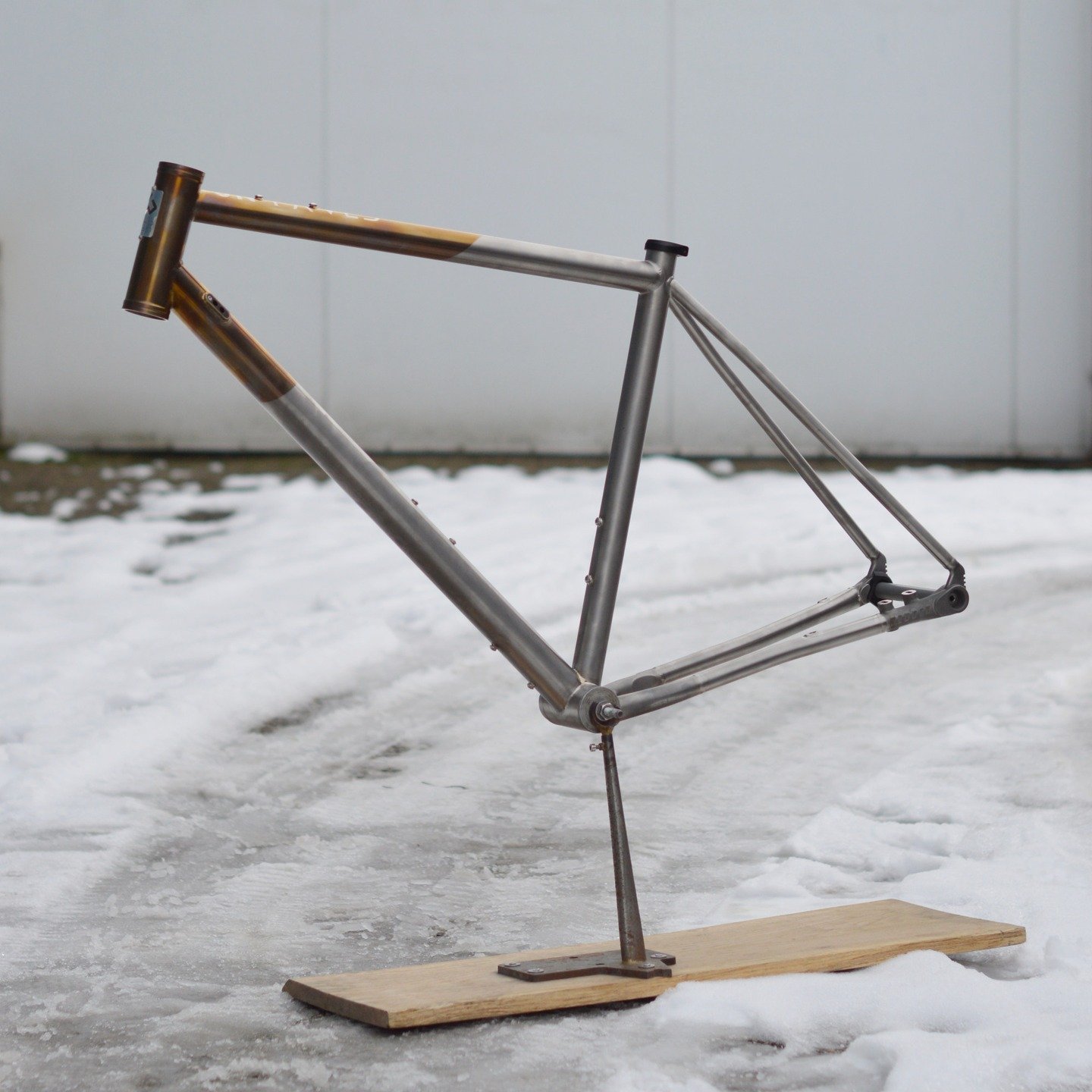 The Vedder teaser I showed yesterday is actually not the first Vedder. This is the first version I've built that will be sent to the US. 
I should have washed my greasy hands before touching the frame, as the anodising now looks quite a bit less even