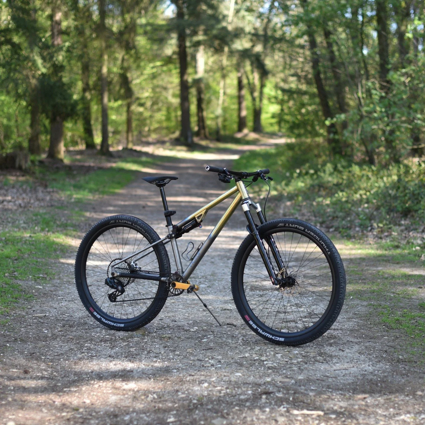 Jenna's Victor Ti is not only the first one we delivered but also the first in size XS. Decked out with awesome parts from Garbaruk, Manitou and with a carbon wheelset from RAD15 with Erase hubs no corners were cut! 
Anodised in house, with matching 