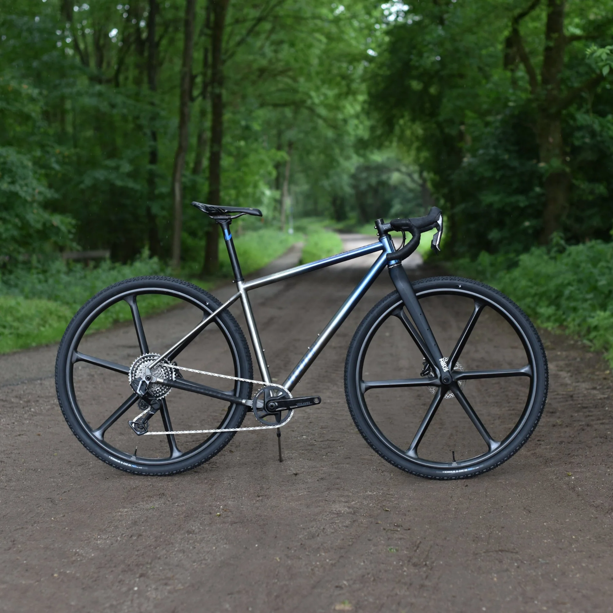 After building the first Vedder32 prototype for Velofollies we have been testing and tweaking the design of our 32" gravelbike resulting in this beauty.😮
Can't wait to hear how Bert likes the ride!

#32inch 
#gravelbike 
#madeinthenetherlands 
