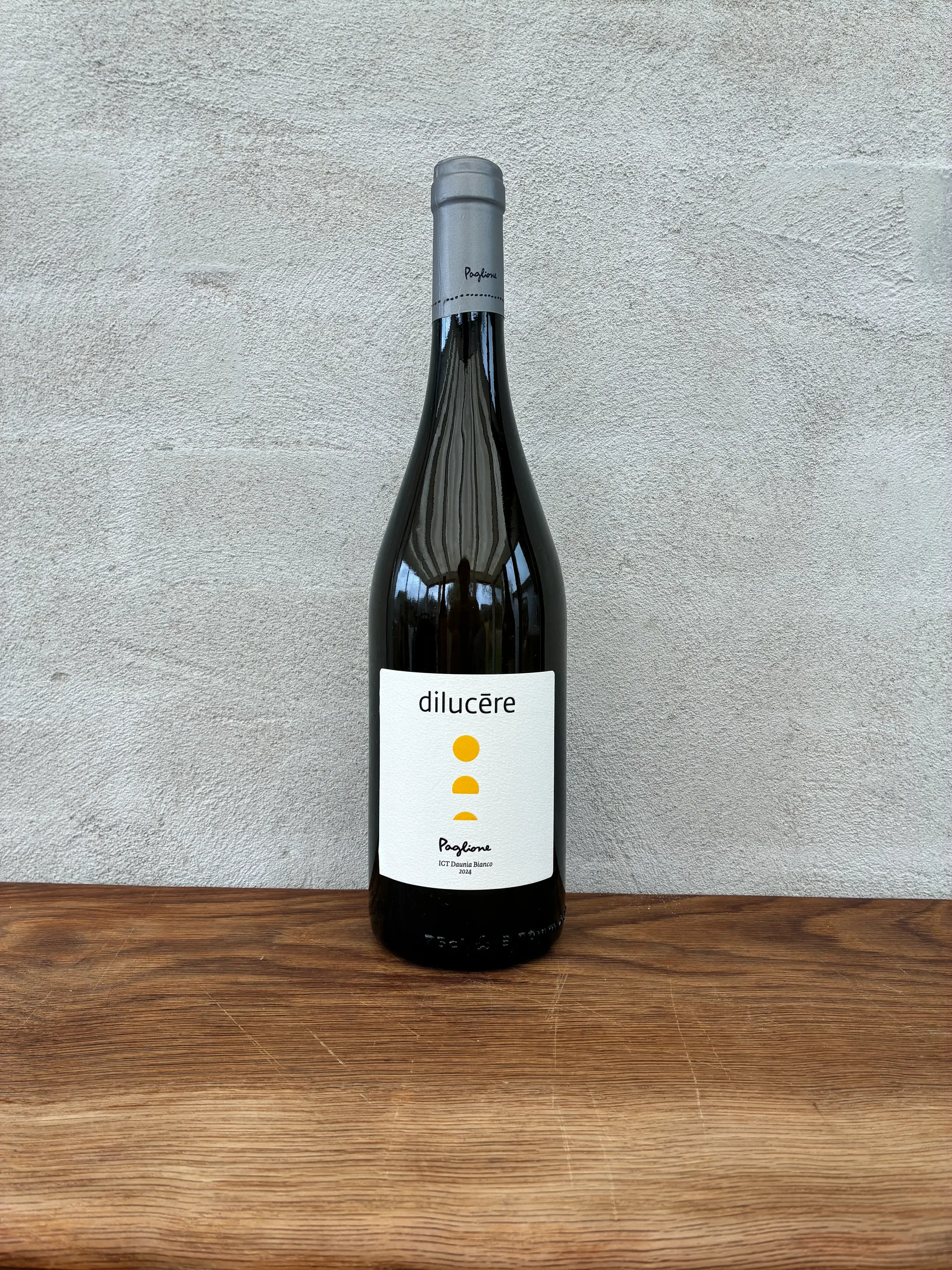 Hvidvin på 50% Bombino Bianco og 50% Malvasia Bianca fra Lucera. Strågul med grønlige reflekser og en ren næse af fersken, rose og citrus. Frisk og mineralsk med en god, lang eftersmag. Spontan gæring, ufiltreret. Til aperitif, fisk og hvidt kød. Øko