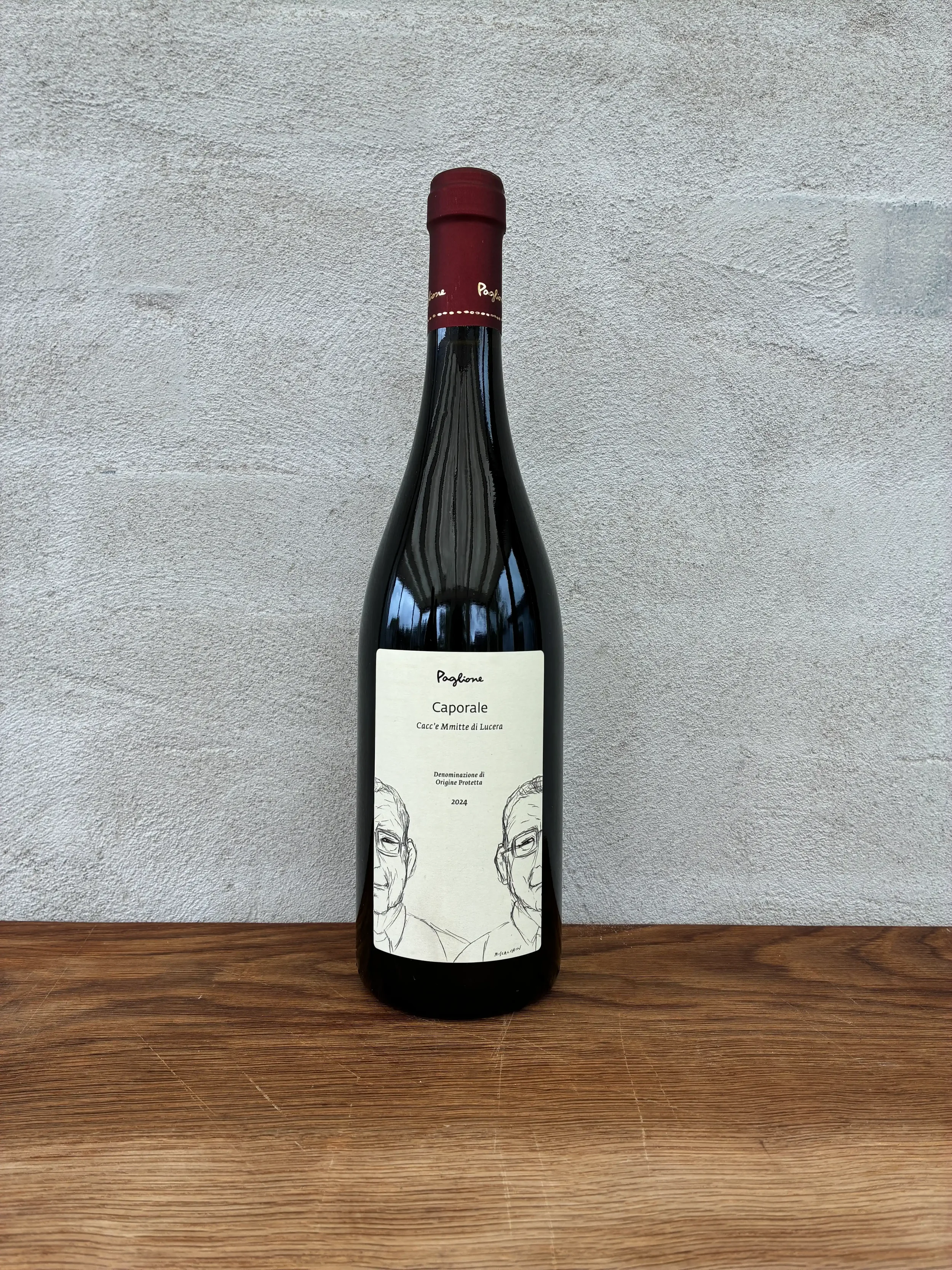 Rødvin fra det historiske DOC-område Lucera i Foggia-provinsen. Lavet på Nero di Troia 60%, Montepulciano 25% og Bombino Bianco 15%. Rubinrød med noter af hindbær, blomme og brombær og et let krydret afslut. Frisk og let tilgængelig på smagen. Sponta