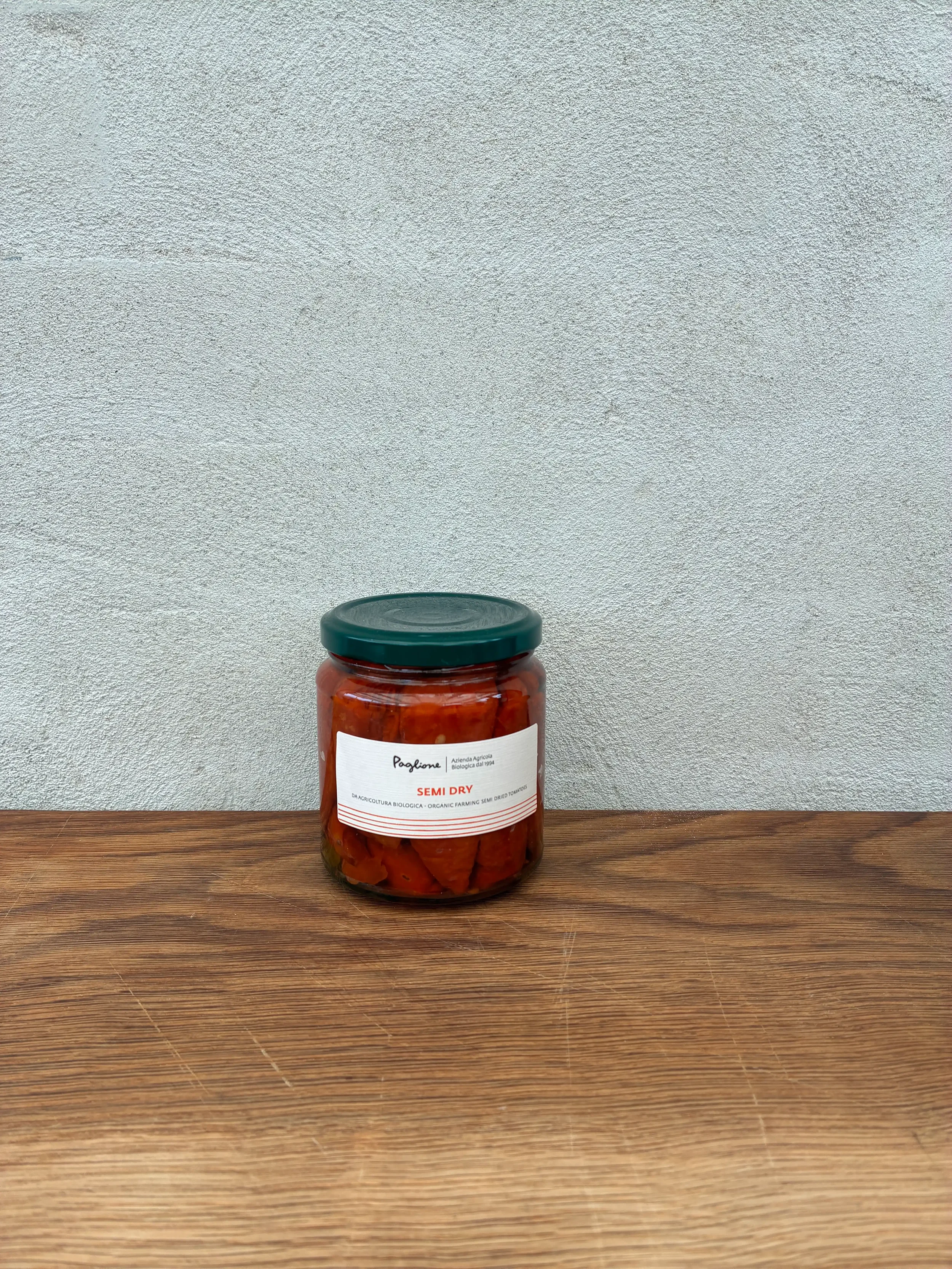Halvtørrede tomater i olivenolie med basilikum, konserveret med citronsaft. Koncentreret og intens tomatsmag med en sødme fra solen i Puglia . Til antipasto, bruschetta eller direkte fra glasset. Økologisk certificeret.