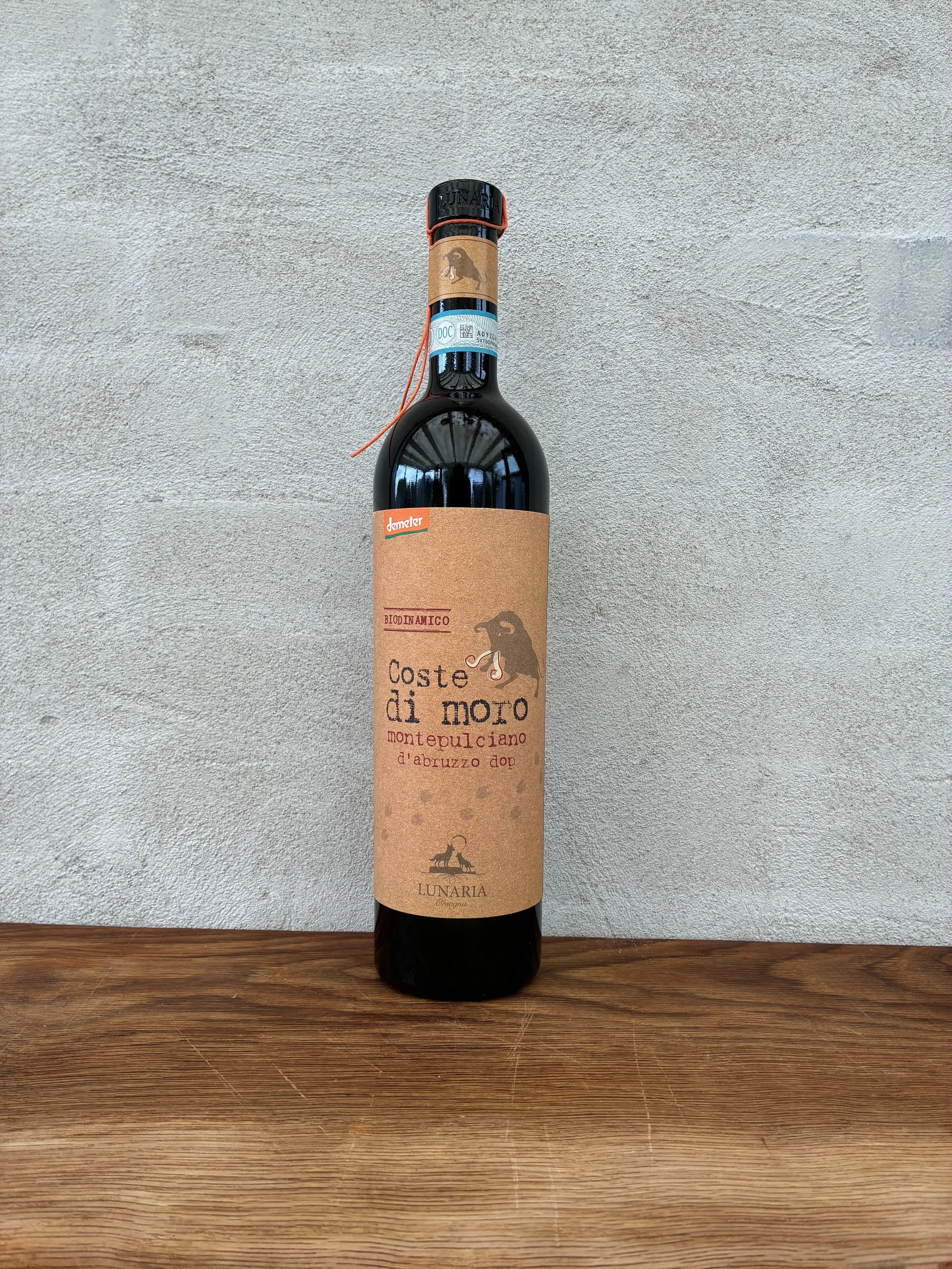 Montepulciano d'Abruzzo i sin mest klassiske form. Rubinrød med dybe noter af mørke bær og en rund, varm eftersmag. Biodynamisk dyrket og spontant gæret uden tilsatte gærkulturer. Ufiltreret. Demeter-certificeret.