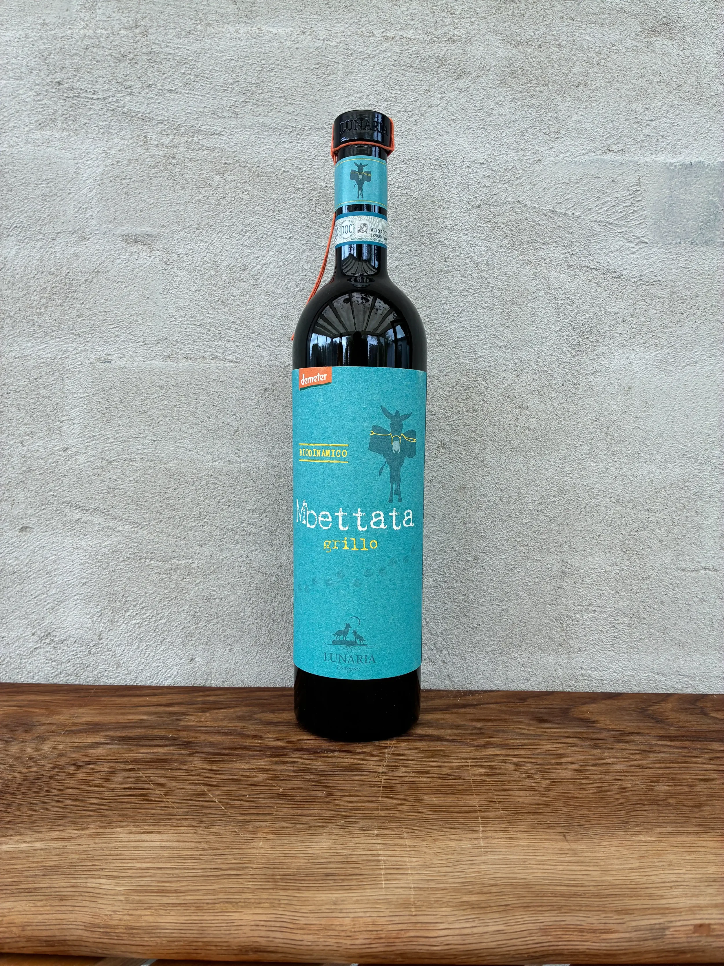 Hvidvin på Grillo-druer fra Sicilien. Frisk og frugtig med en ren, direkte karakter. Biodynamisk dyrket og spontant gæret. Ufiltreret. Økologisk og Demeter-certificeret.
