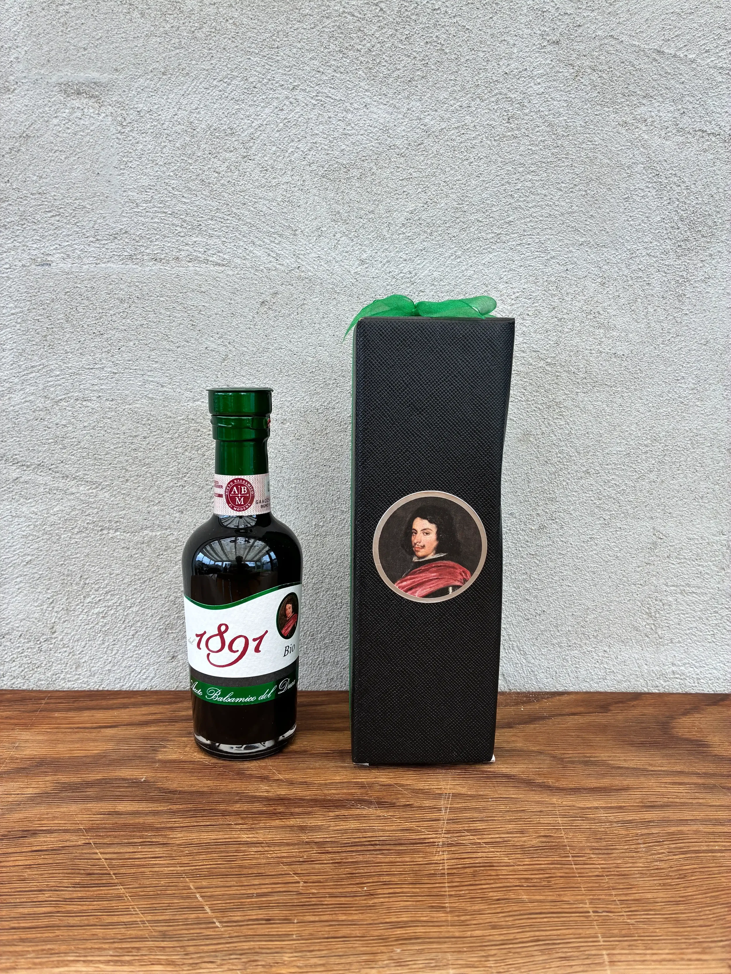 Koncentreret balsamico lagret efter traditionel metode. Tyk, dyb og kompleks med en naturlig sødme og lang eftersmag. Bruges i dråber – over parmesan, jordbær, grillet kød eller vaniljeis. Økologisk certificeret.