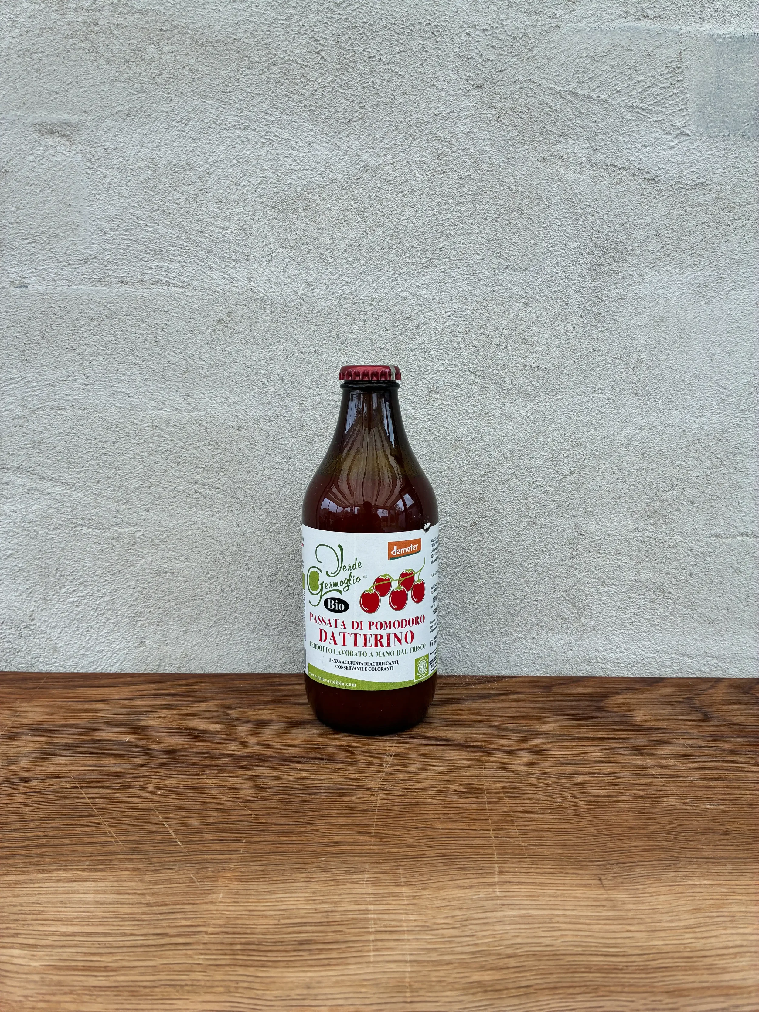 Sauce lavet på daddeltomater fra egne marker. Koncentreret og sød med en naturlig dybde. Lille flaske – stor smag. Biodynamisk certificeret.