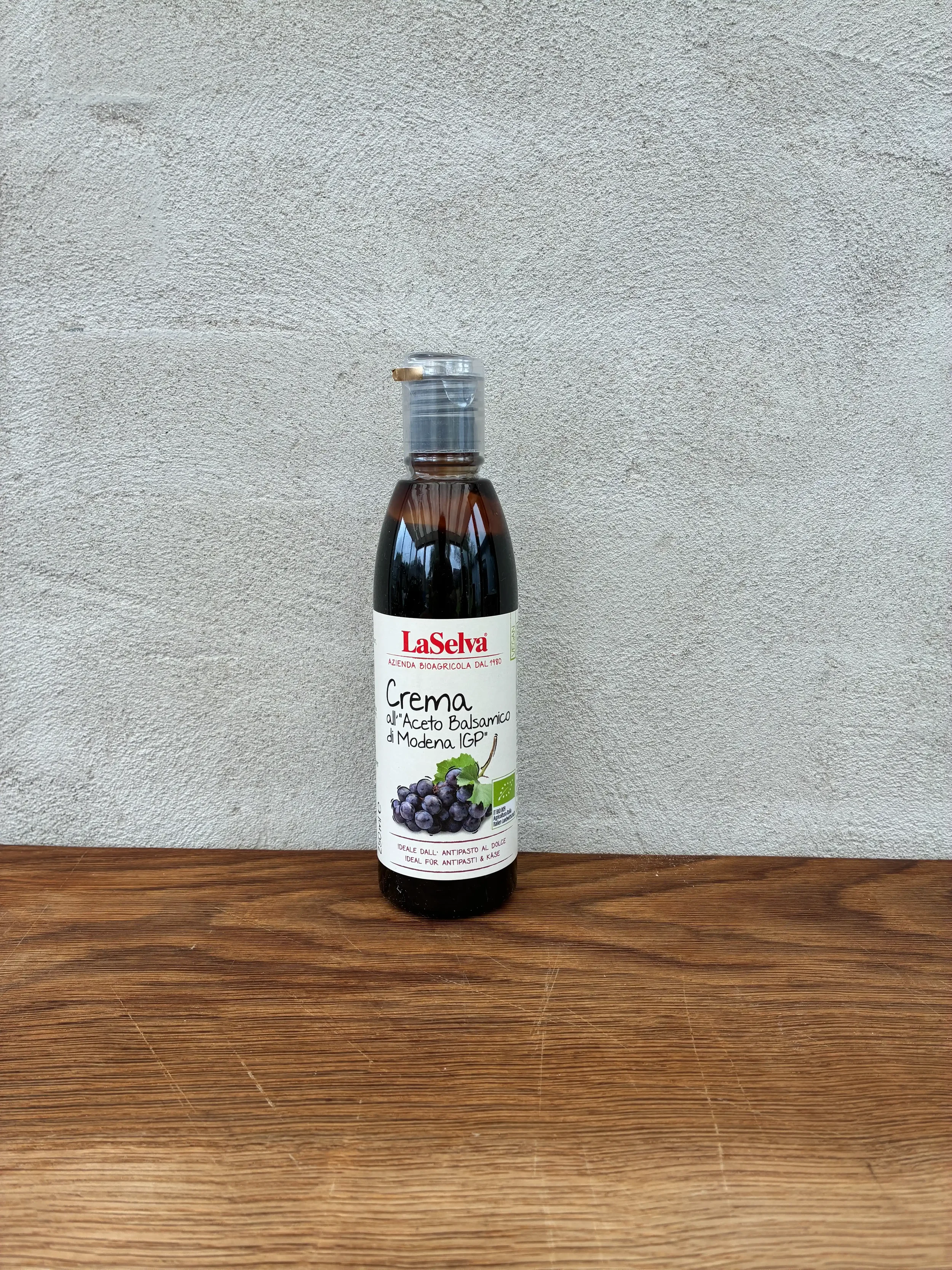 Mørk balsamicokrem med fyldig smag og naturlig sødme. God tyk konsistens . Til ost, jordbær, grillet kød eller som finish på en frisk salat. Økologisk certificeret.