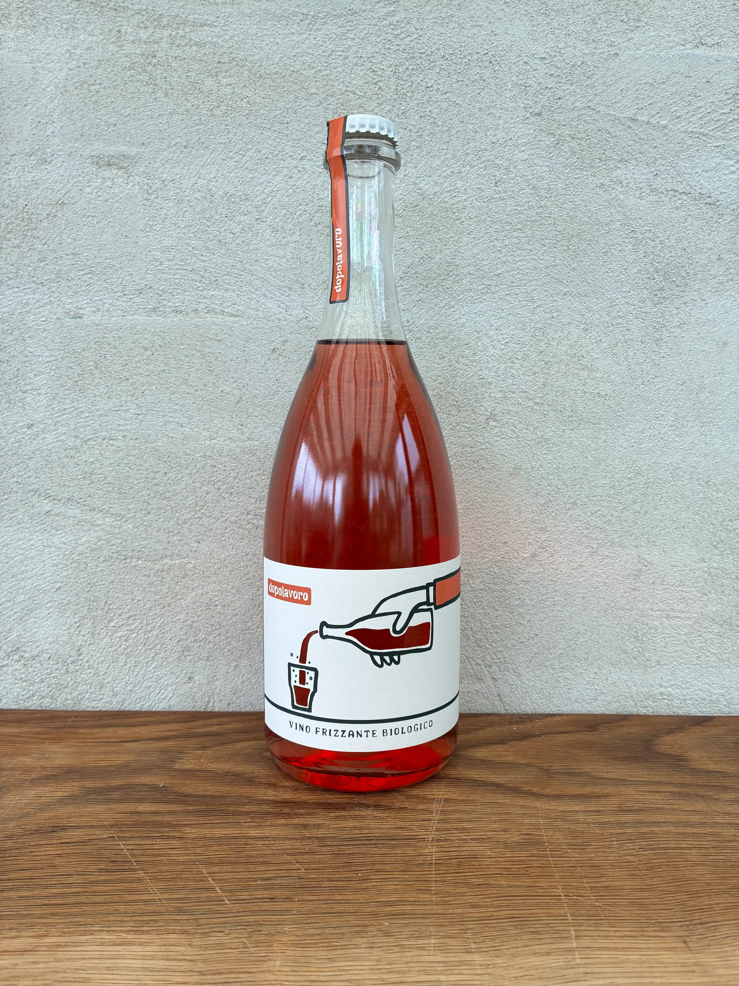 Let mousserende rosé på Merlot. Frisk rød frugt og en let, tilgængelig stil. Økologisk certificeret fra Veneto.