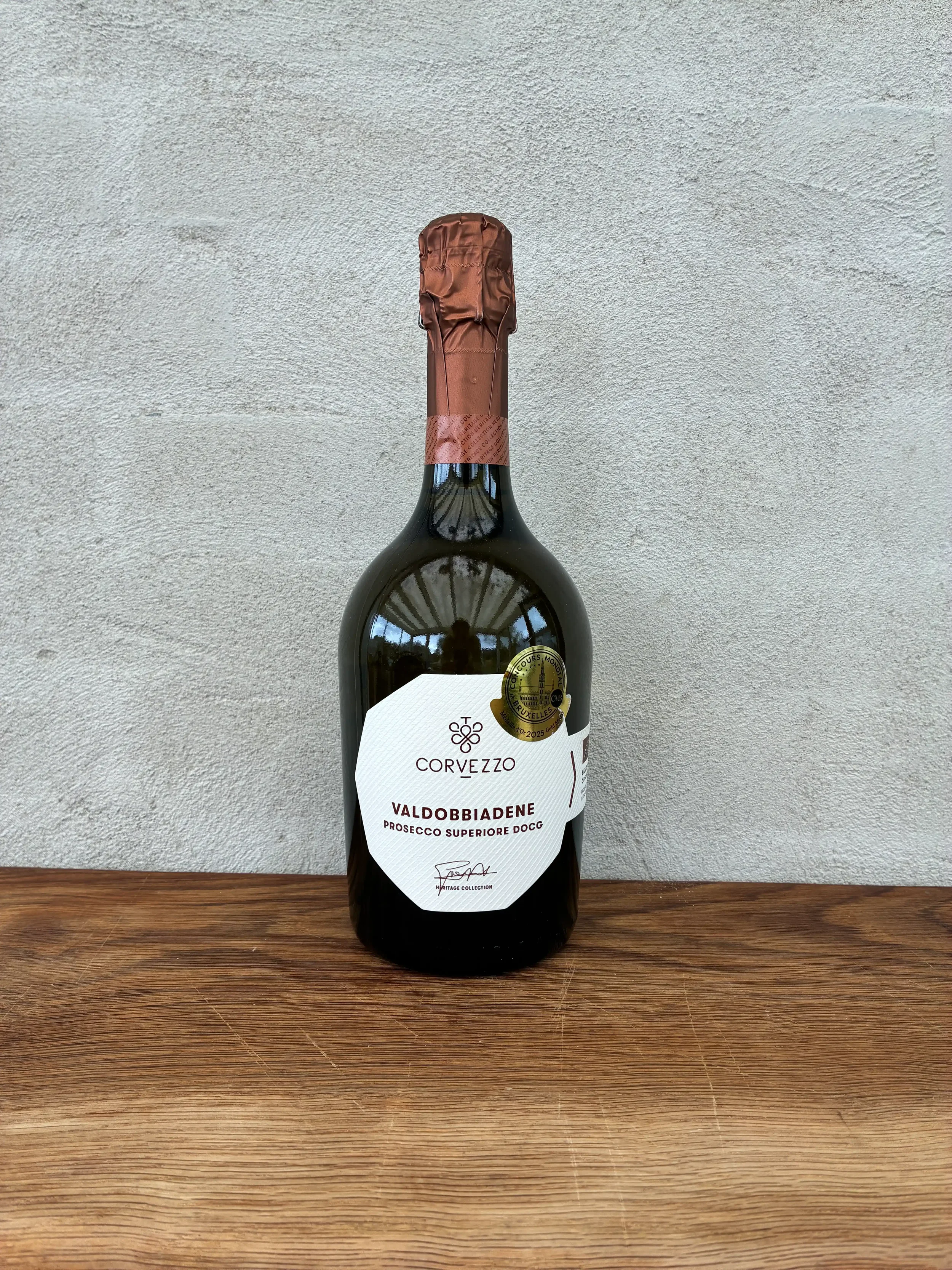 Prosecco fra Valdobbiadene i hjertet af DOCG-området – det øverste klassifikationsniveau for Prosecco. Frisk og let med fine bobler, noter af grønt æble og hvide blomster og en tør, ren afslutning. Økologisk certificeret fra Veneto.