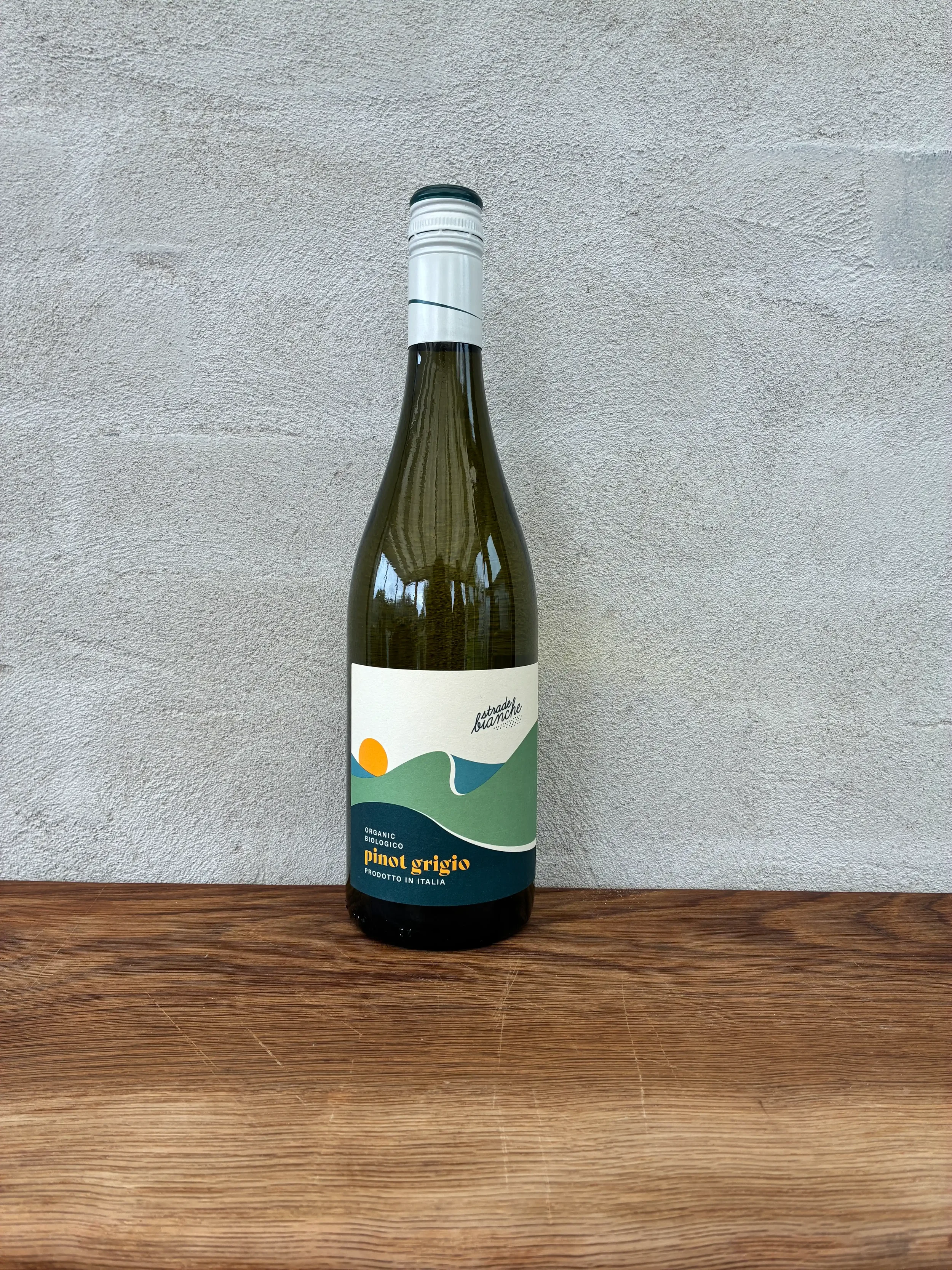Frisk og let med noter af citrus og hvide blomster. En tilgængelig hvid vin til hverdagen – til fisk, let pasta eller som aperitif. Økologisk certificeret fra Veneto.