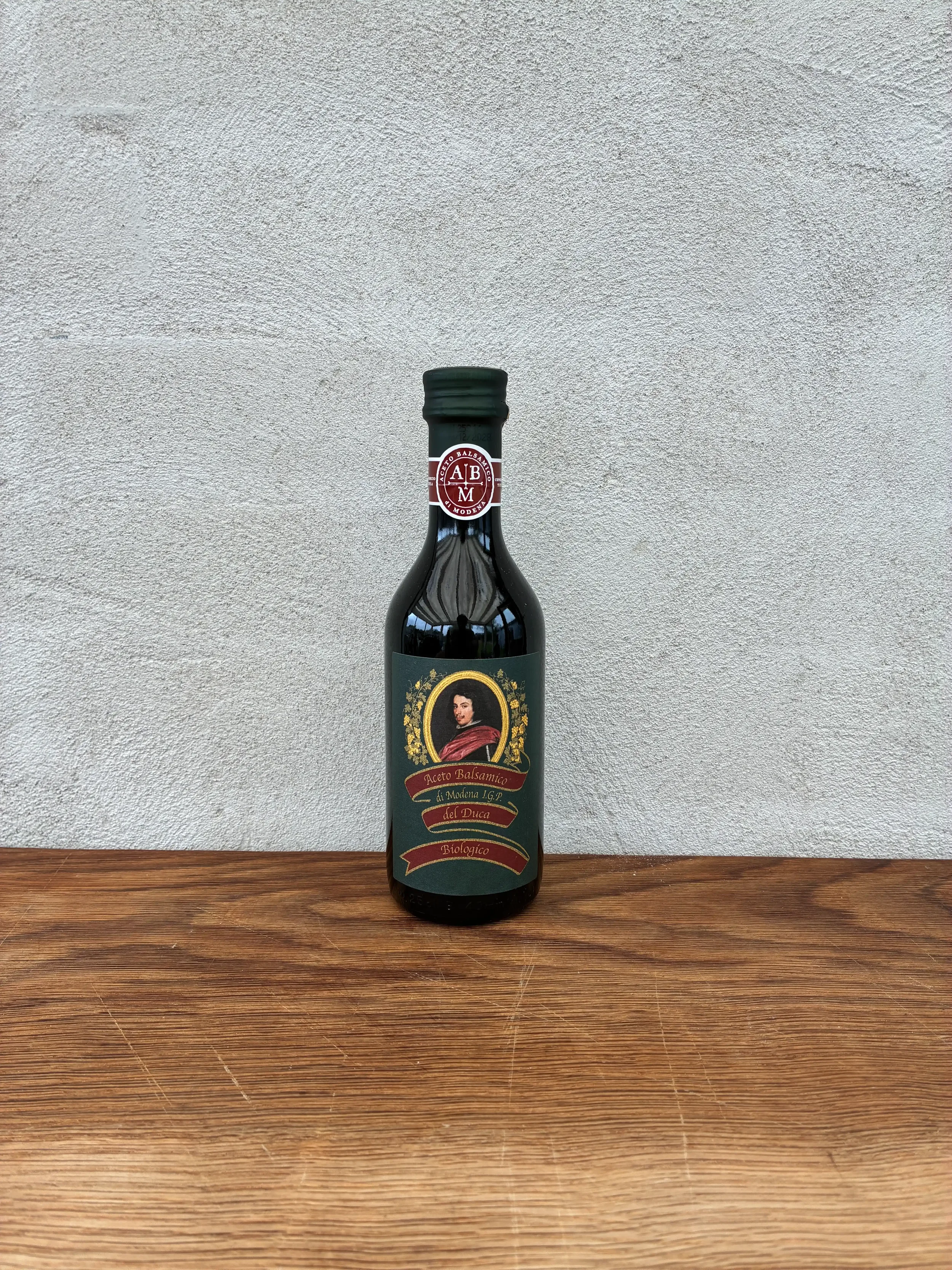 Den klassiske hverdagsbalsamico fra Modena. Frisk syre med en rund sødme og god balance. Til salater, marinader og saucer – en alsidig balsamico til daglig brug. Økologisk certificeret.