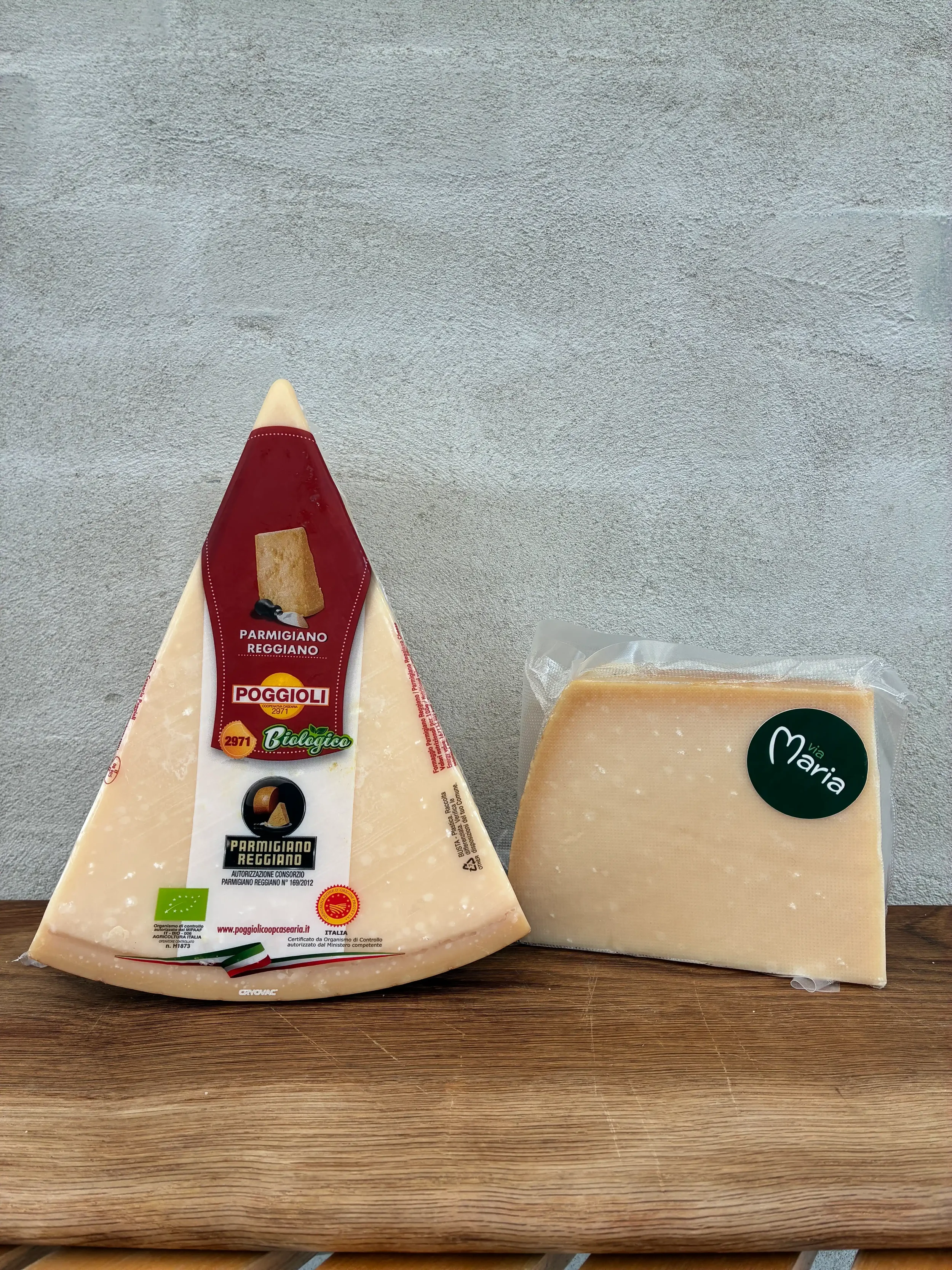 Poggioli Biologico Parmigiano Reggiano – lagret 24 måneder. Økologisk mælk fra køer i Emilia-Romagna, kontrolleret af Parmigiano Reggiano-konsortiet. Fyldig, kompleks smag med krystalliseret tekstur og lange eftersmage af nødder og umami.