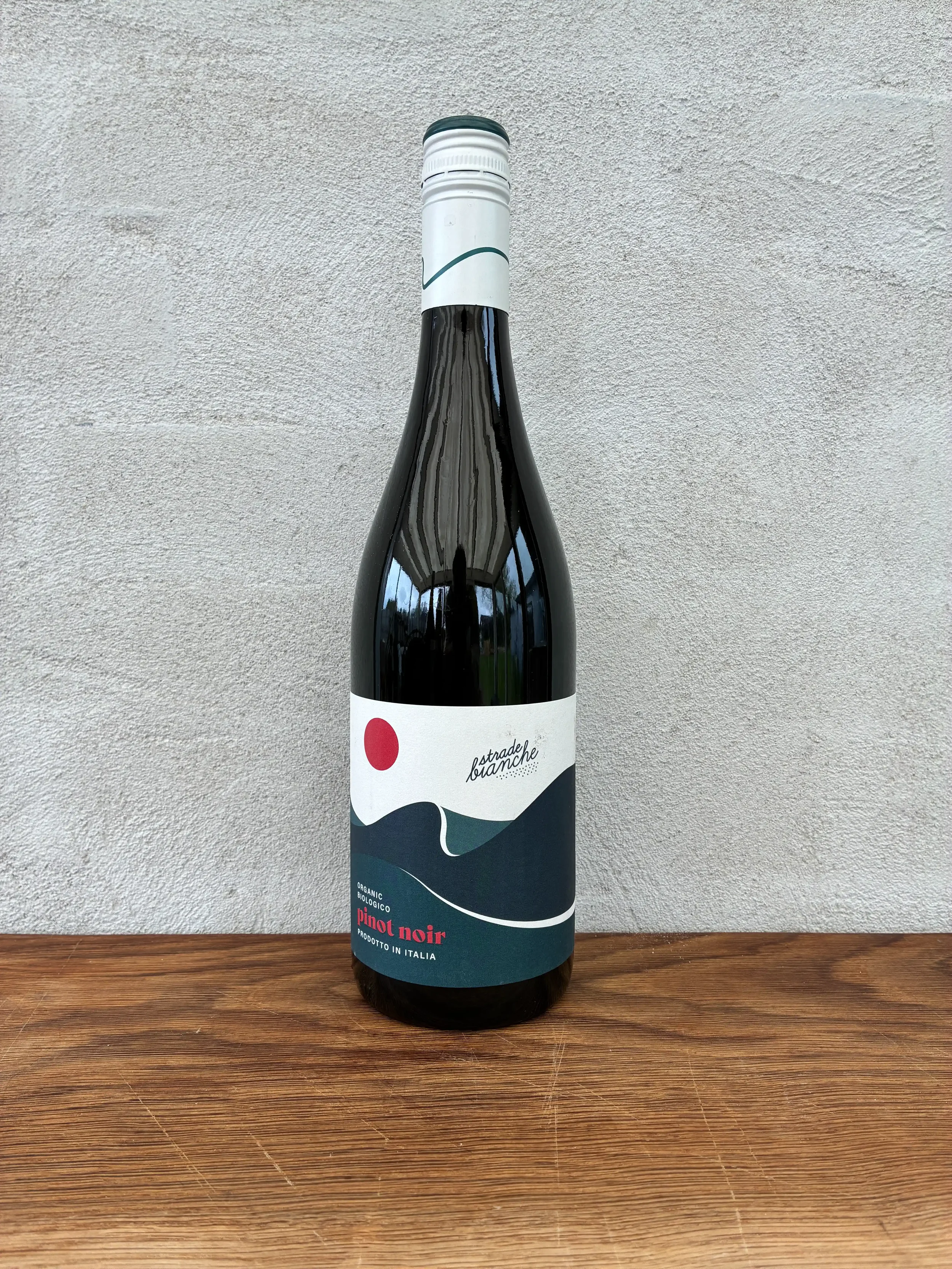 Let rød med blød tannin og frugtige noter af kirsebær og røde bær. Elegant og tilgængelig – god både til mad og som glasvin. Økologisk certificeret fra Veneto.