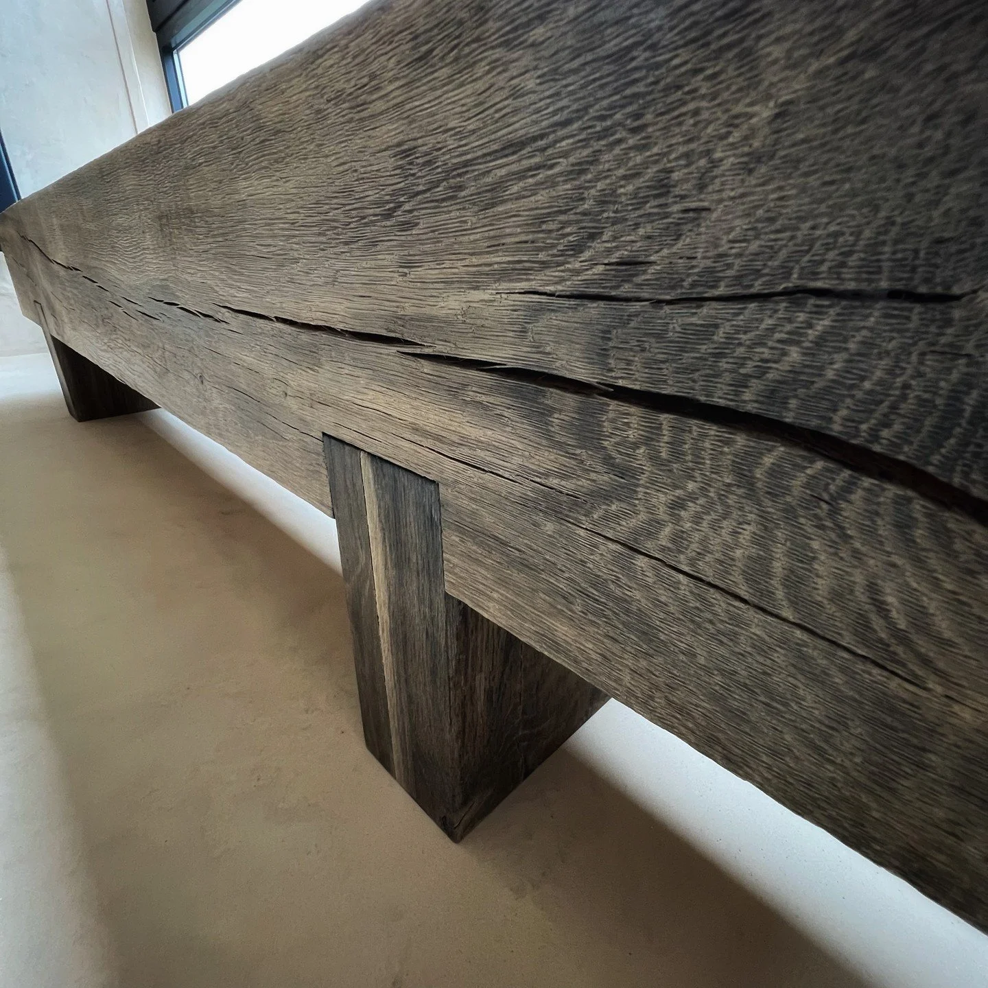 Banc en ch&ecirc;ne massif r&eacute;alis&eacute; sur mesure en atelier