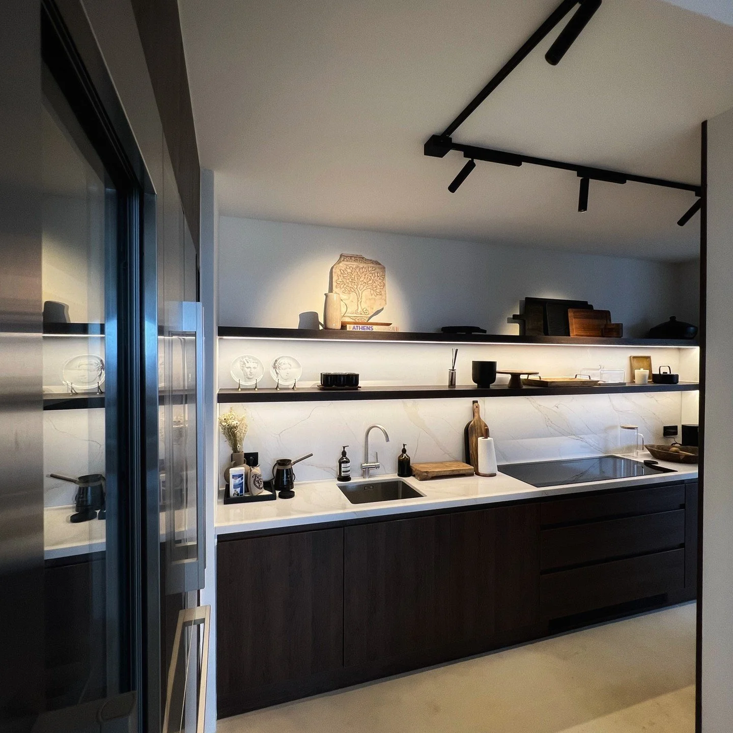 R&eacute;alisation d'une cuisine sur mesure en atelier en wenge et plan de travail en marbre