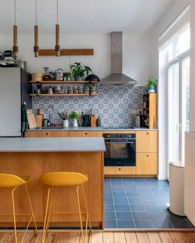 Am&eacute;nagement d'une nouvelle cuisine en bois et carreaux de ciments