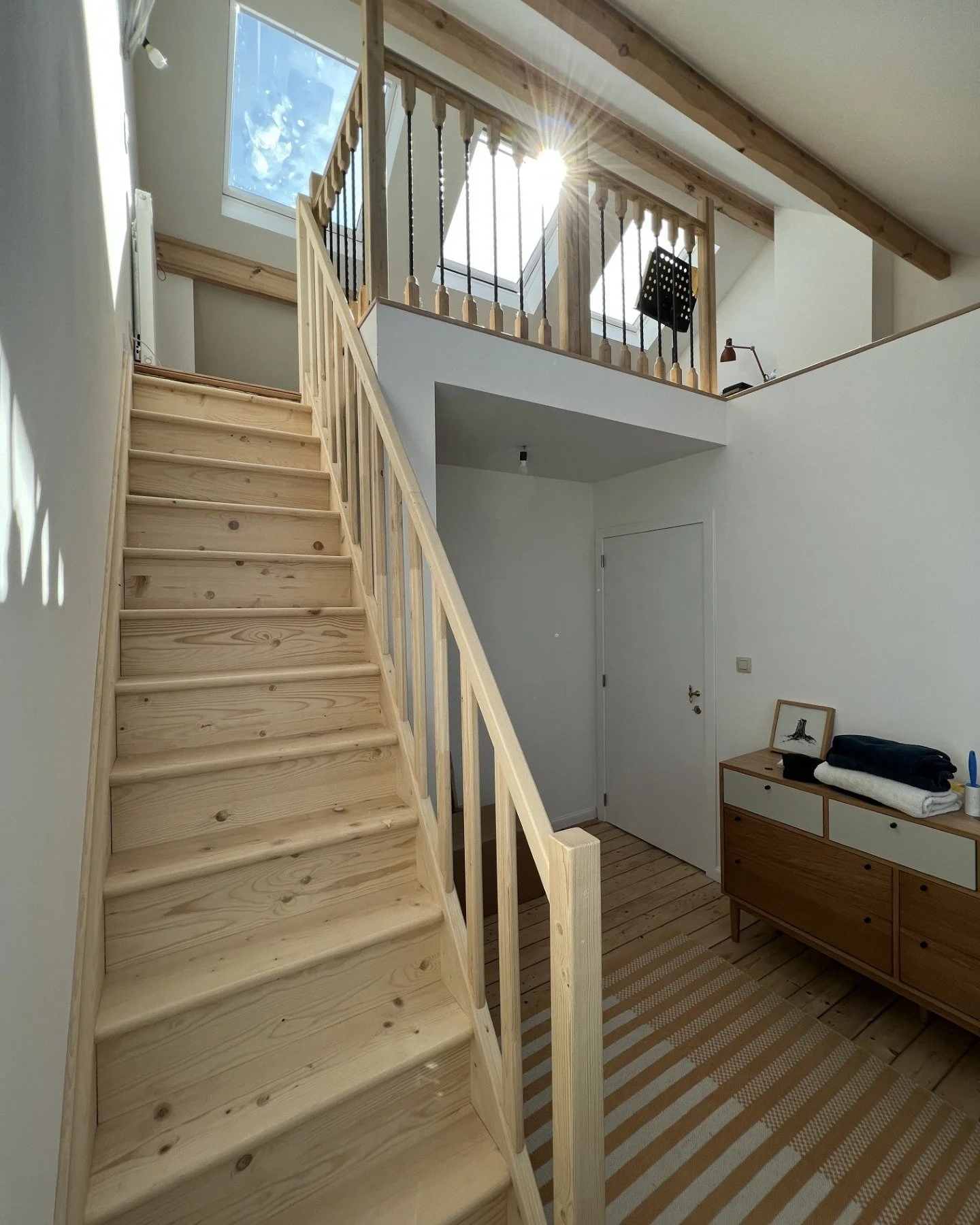 Avant / Apres
Rehausse et transformation des combles + nouvel escalier en bois.